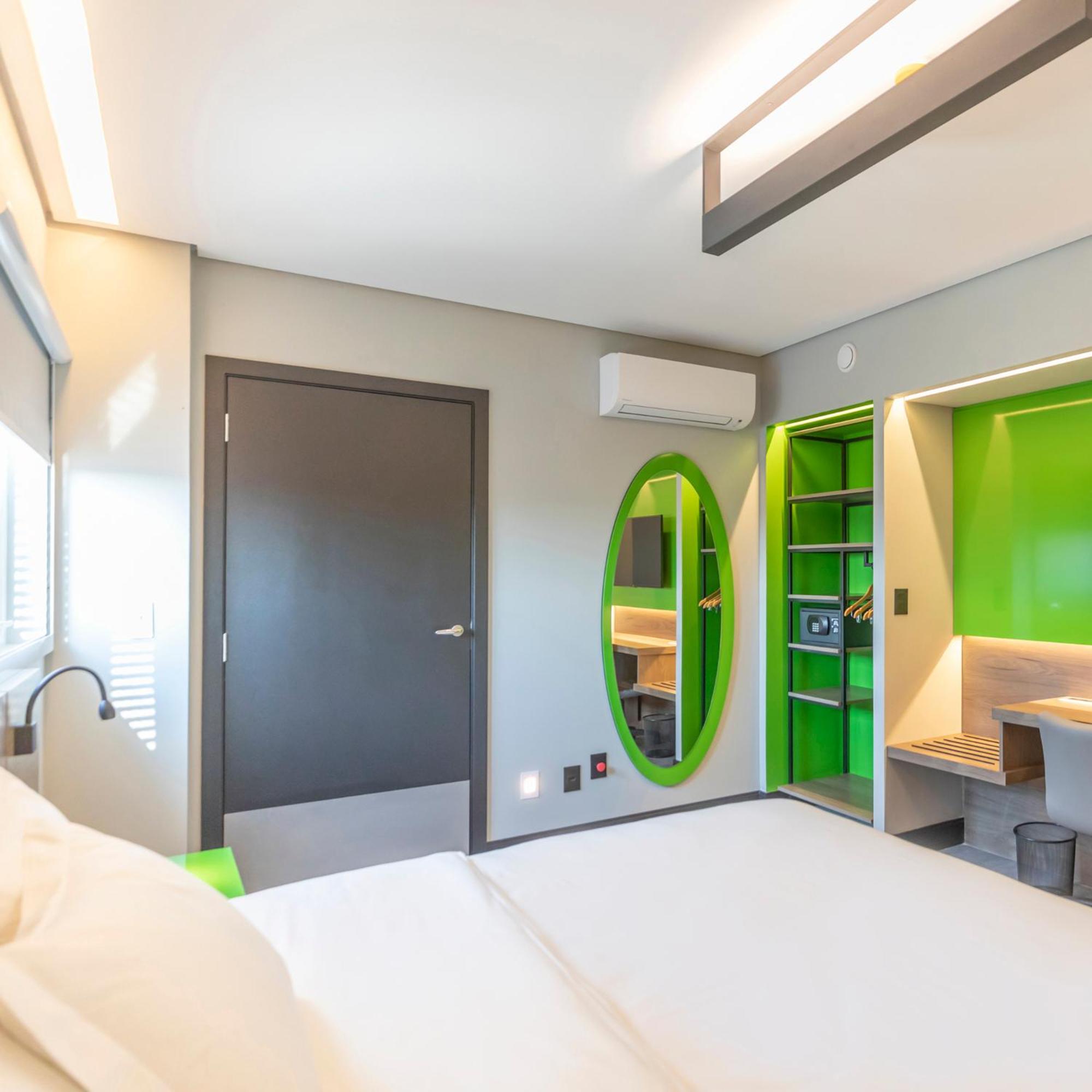 Standard PwD Disability Access - 1 King Bed - Photo 5