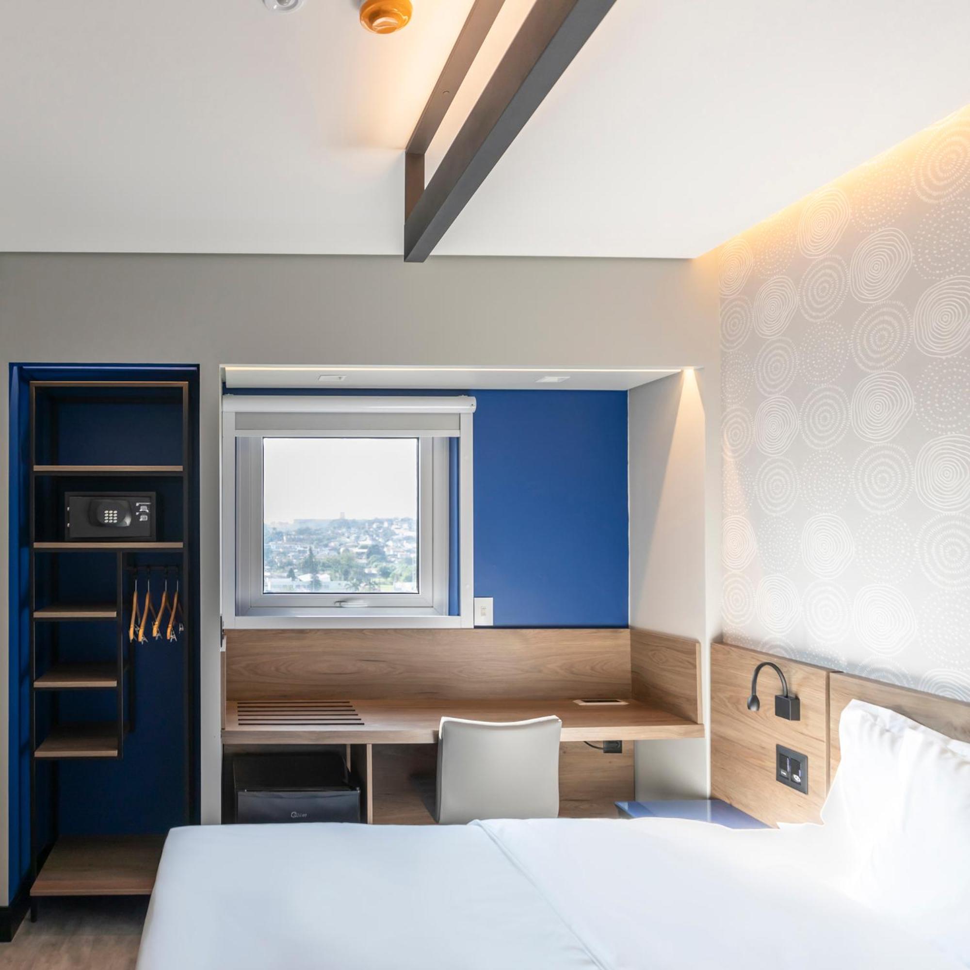 Standard Double - 1 Queen Bed - Photo 2