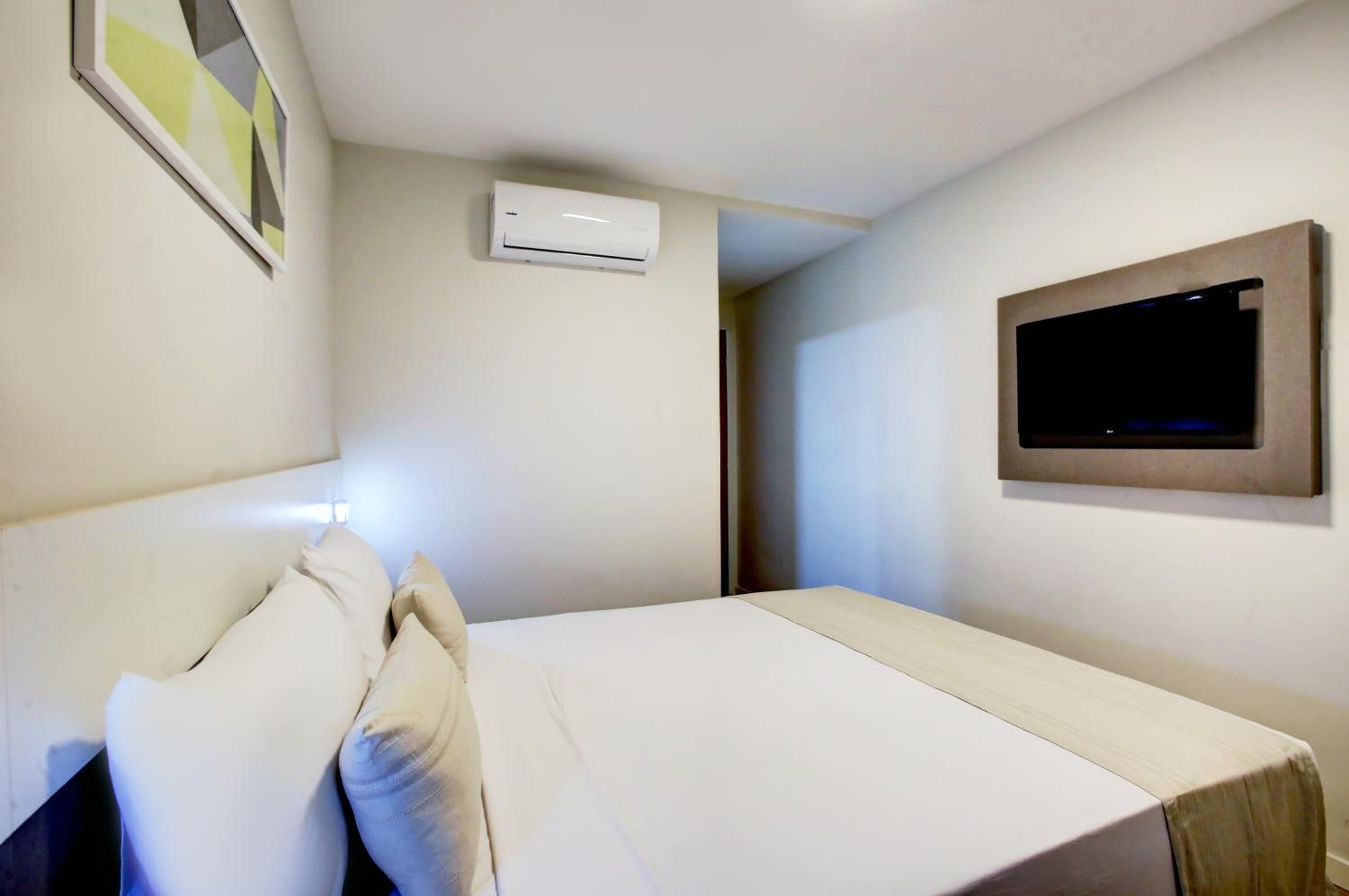 Standard Queen Room - Photo 8