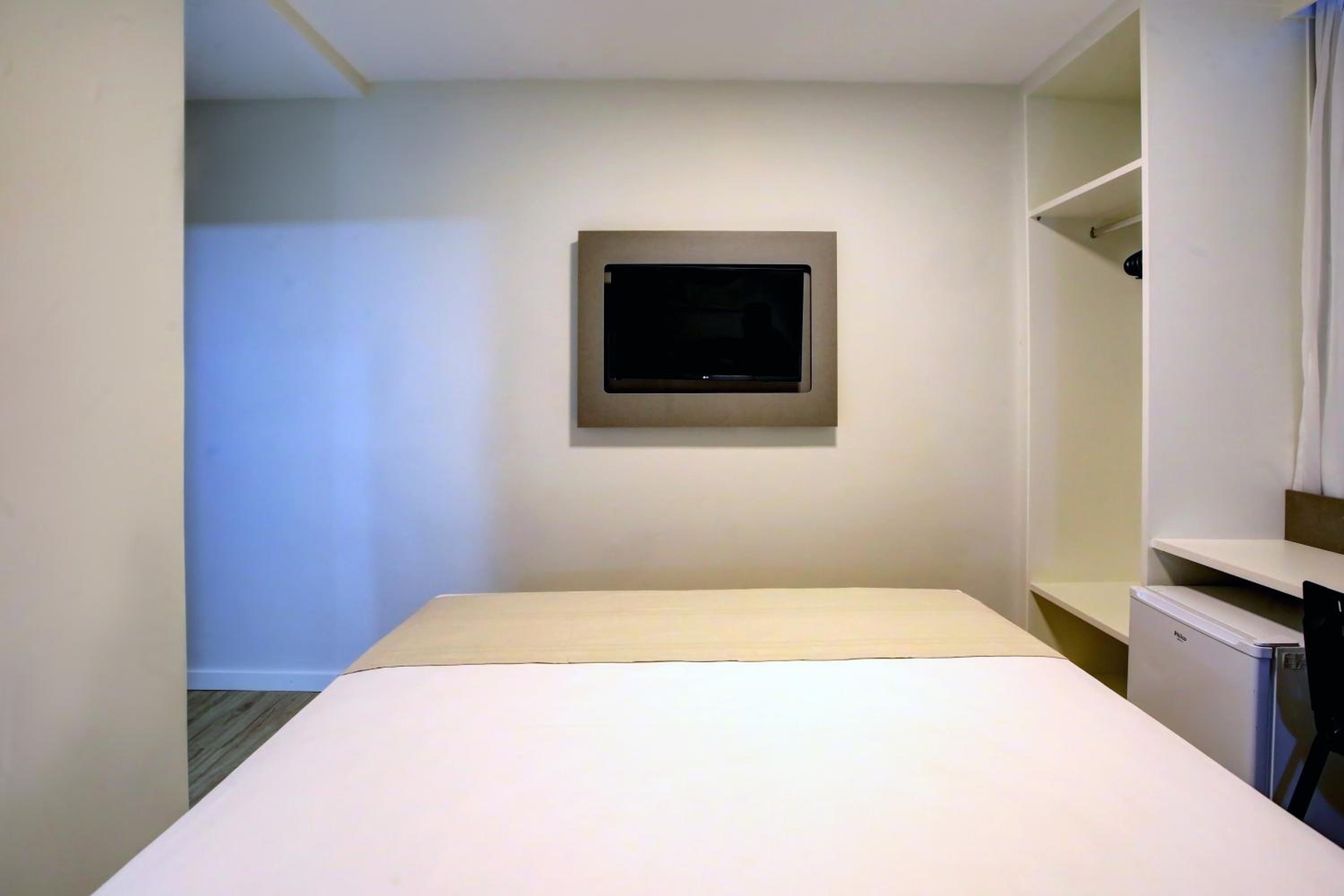 Standard Queen Room - Photo 7