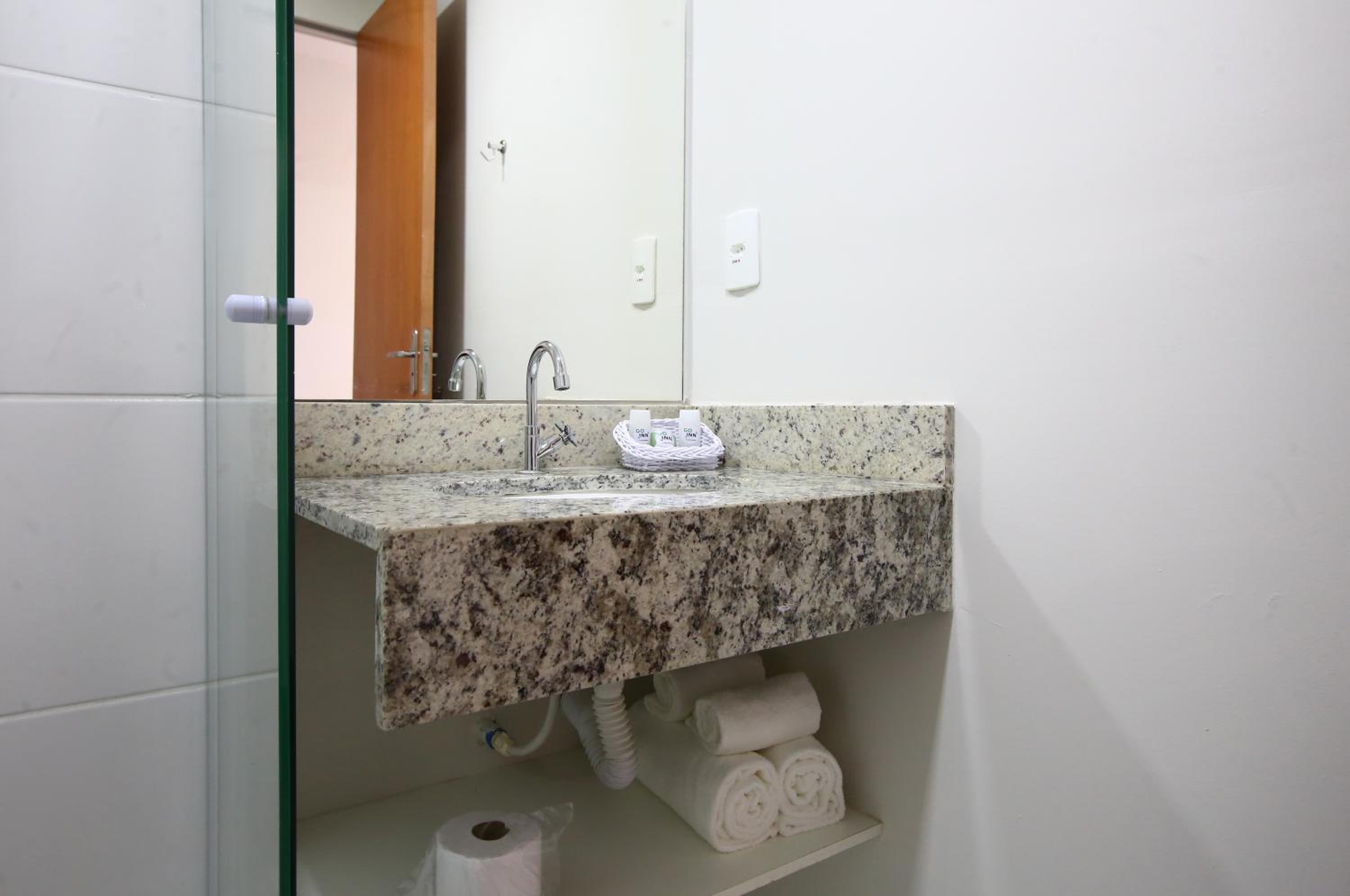 Standard Queen Room - Photo 6