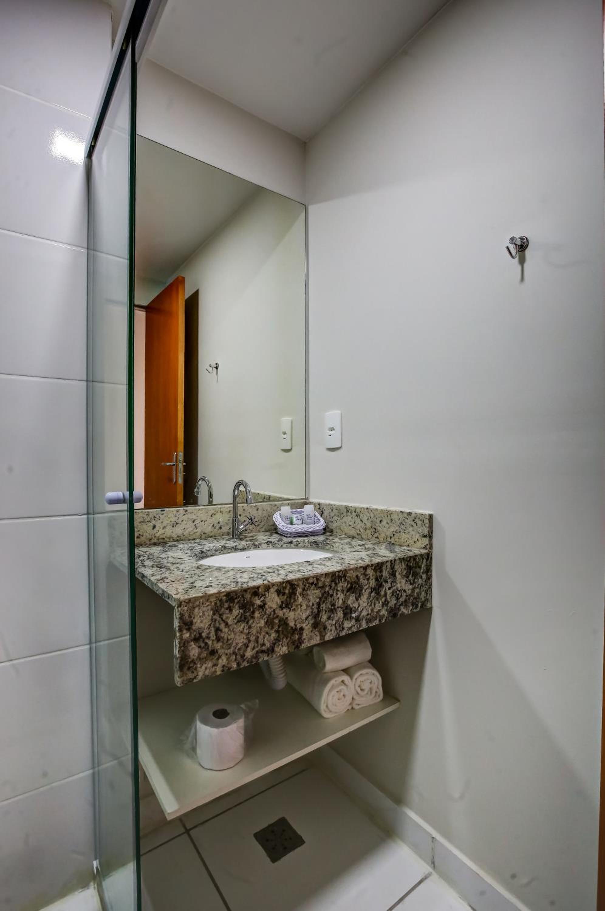 Standard Twin Room - Photo 9
