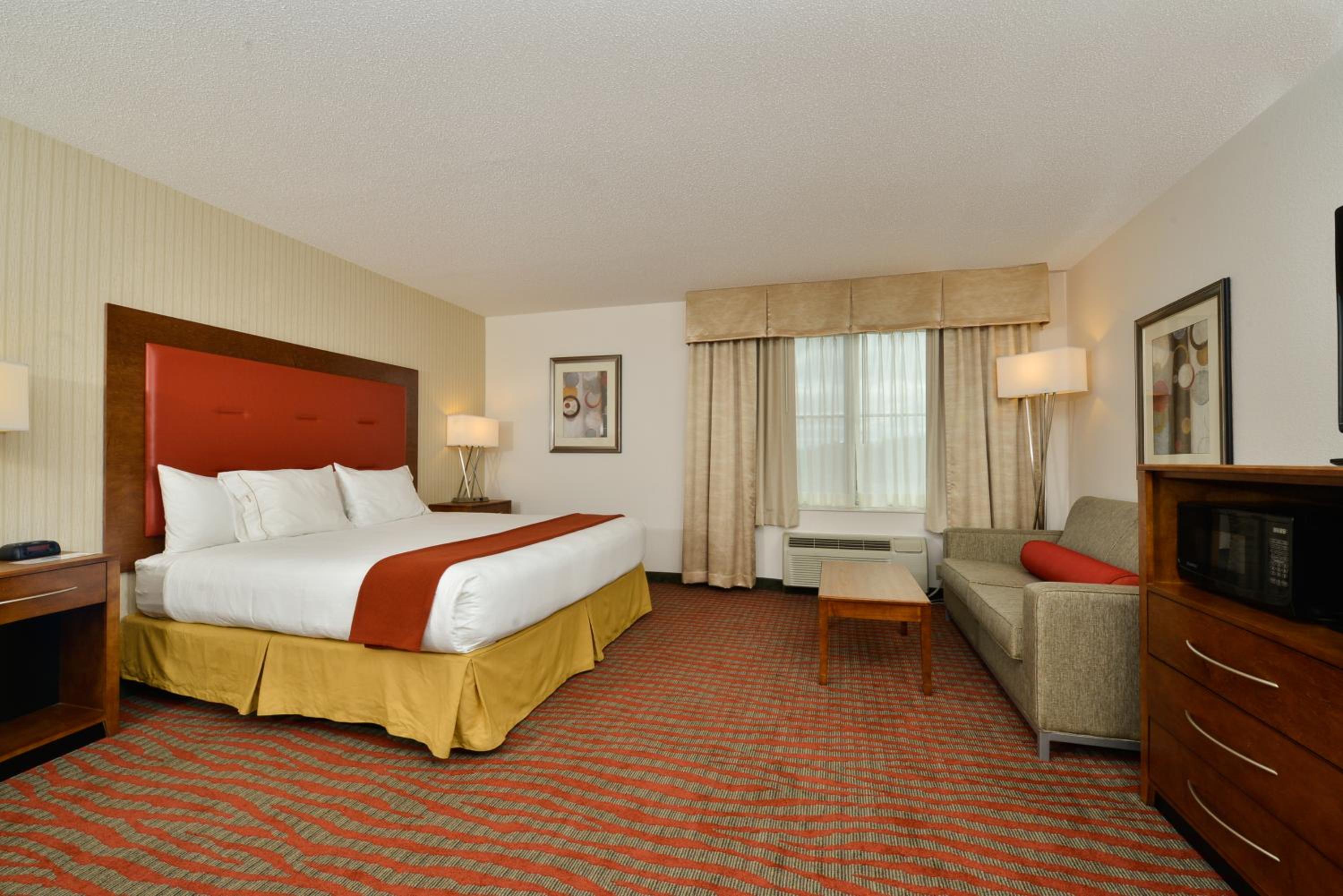 Standard King Room with Sofa Bed - Photo 4