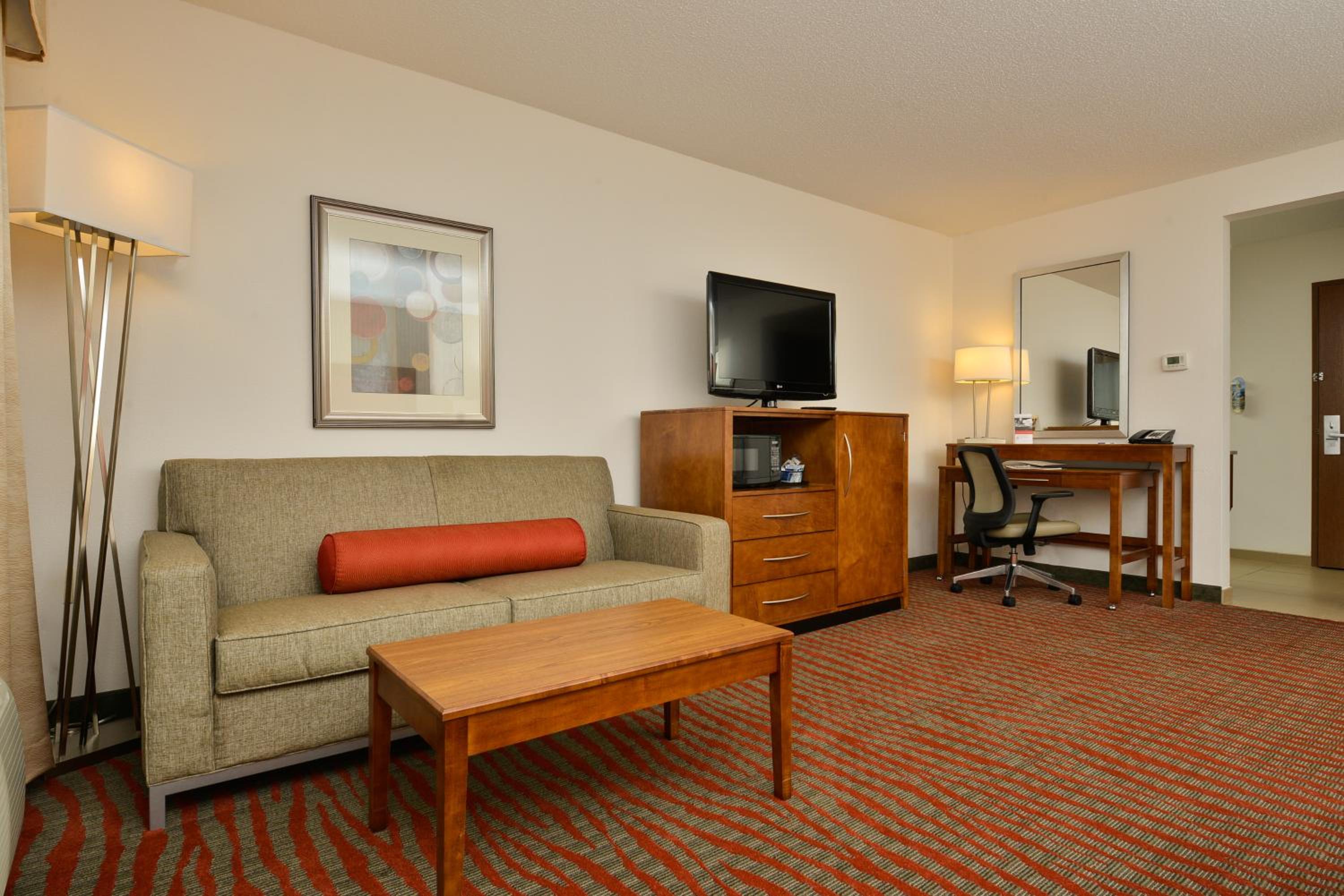 Standard King Room with Sofa Bed - Photo 5