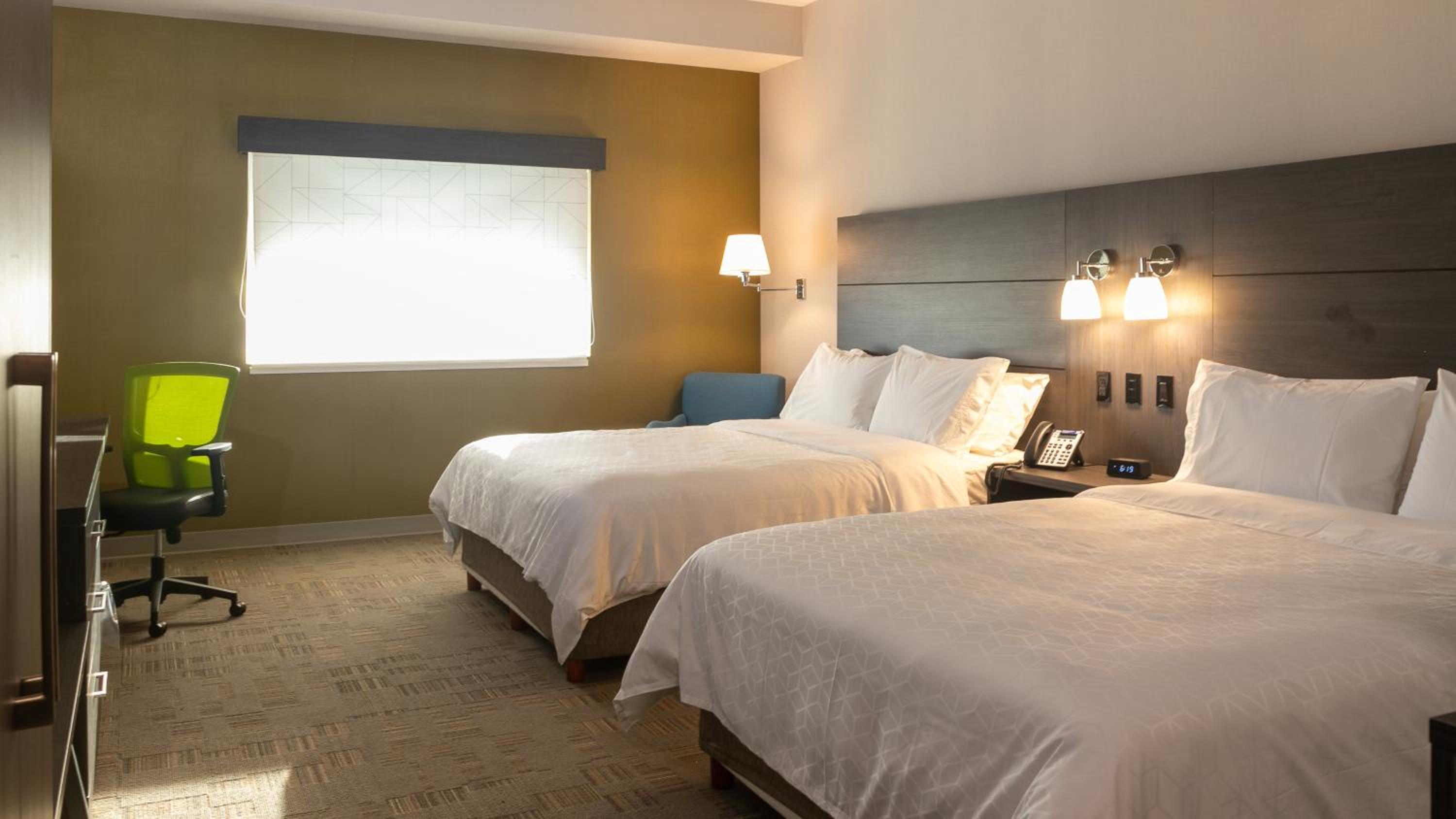 Standard Room with Two Queen Beds - Photo 4