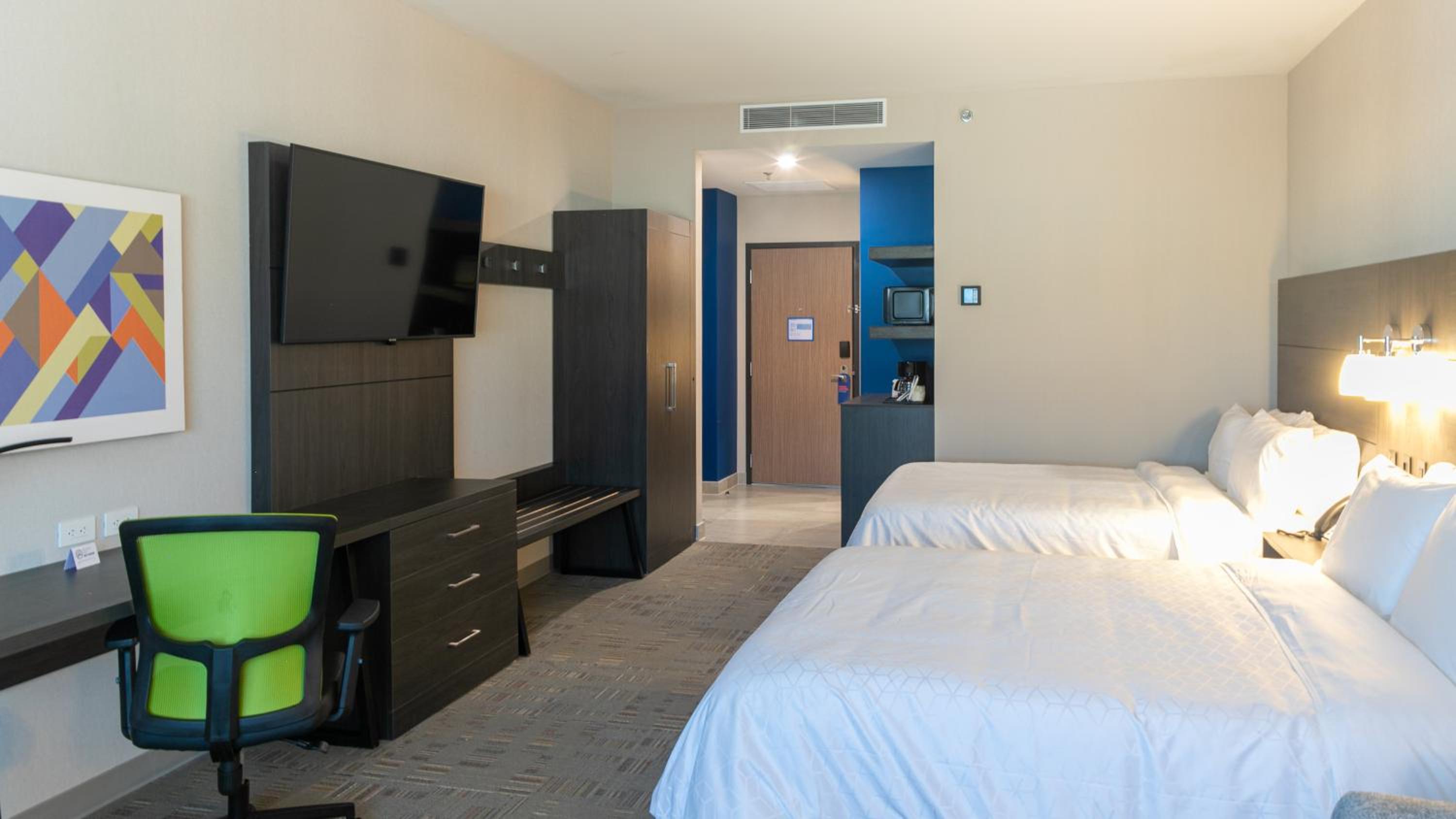 Standard Room with Two Queen Beds - Photo 3