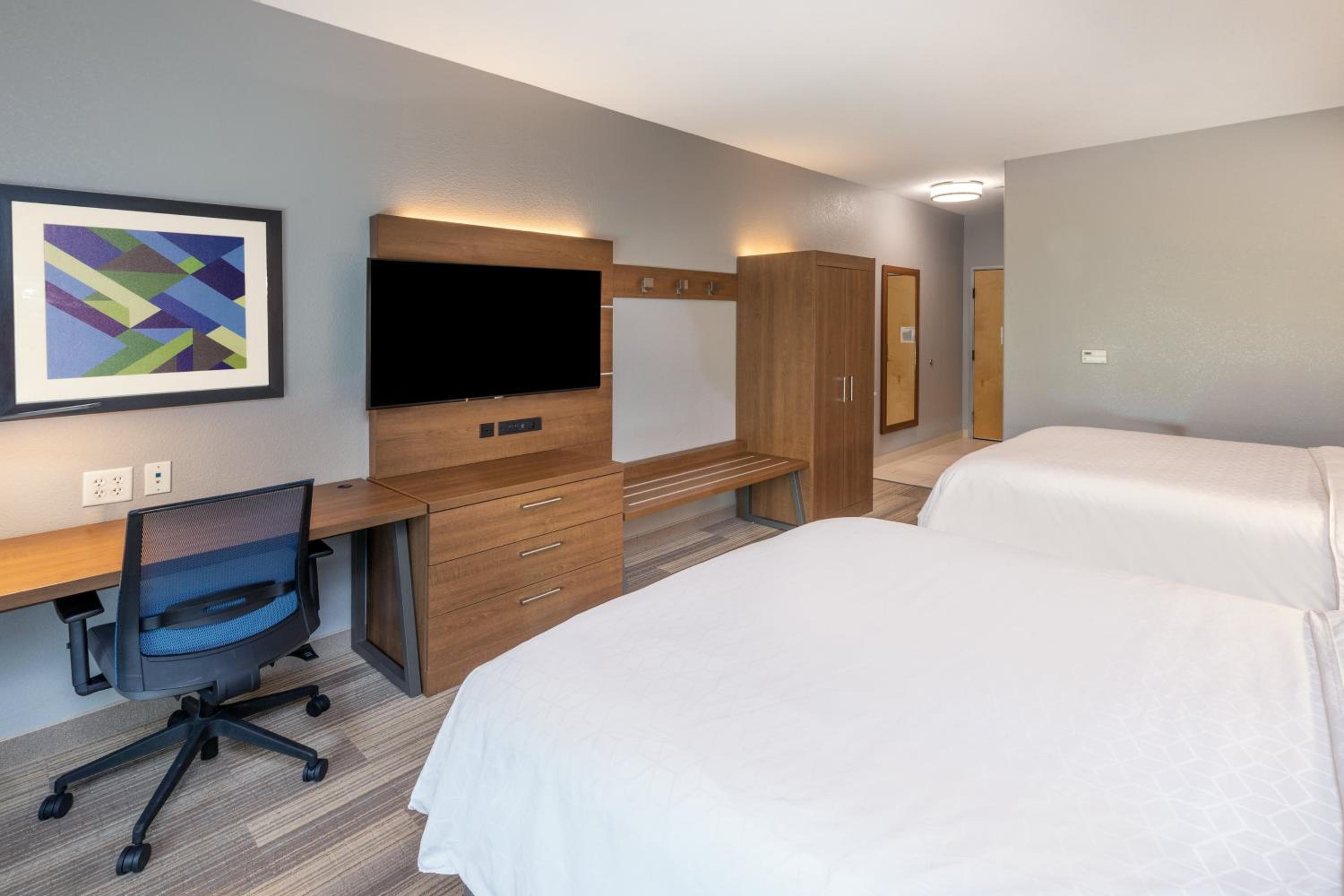 Standard Room with Two Queen Beds - Photo 7