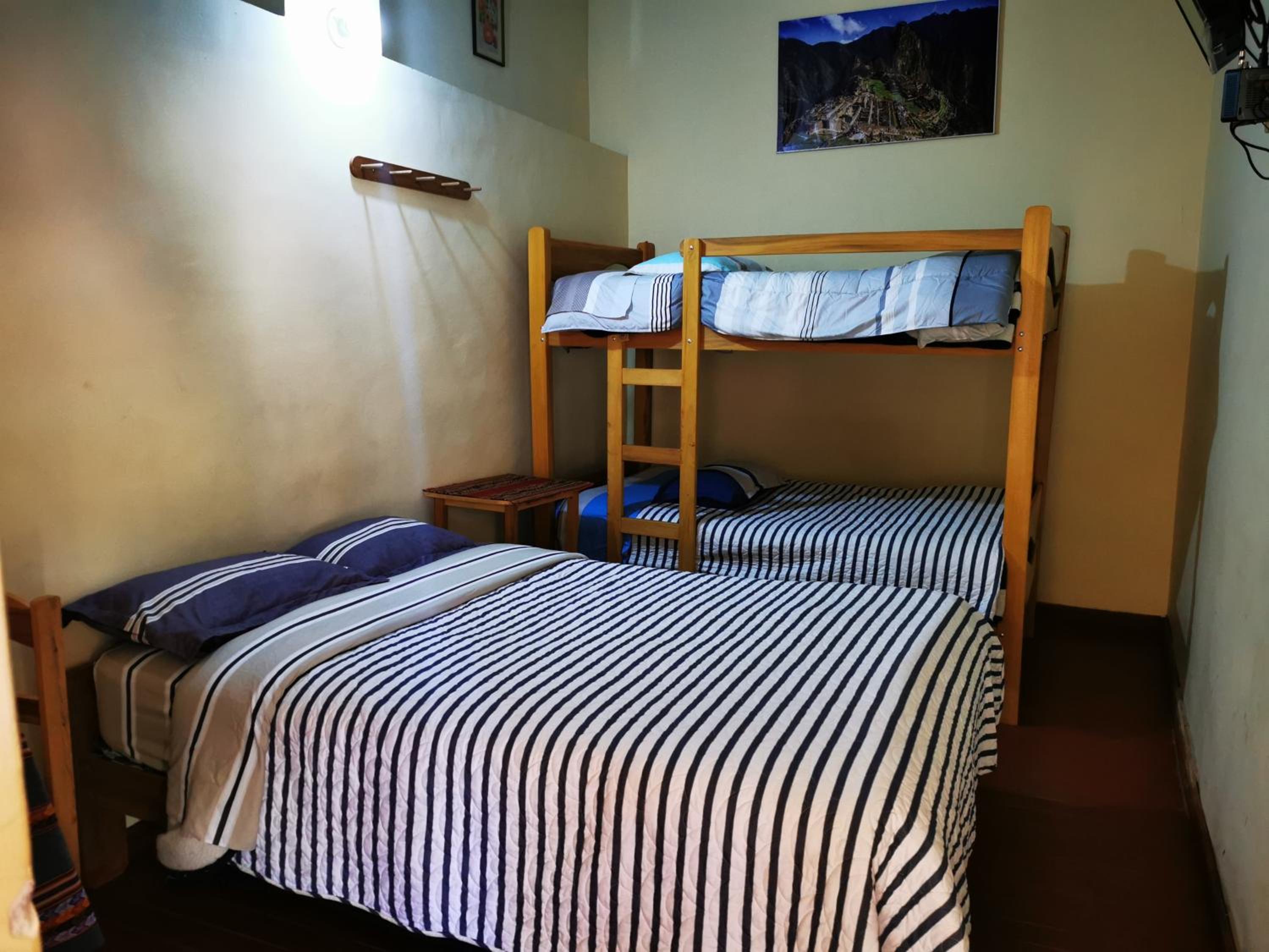 Economy Triple Room with Shared Bathroom photo 2