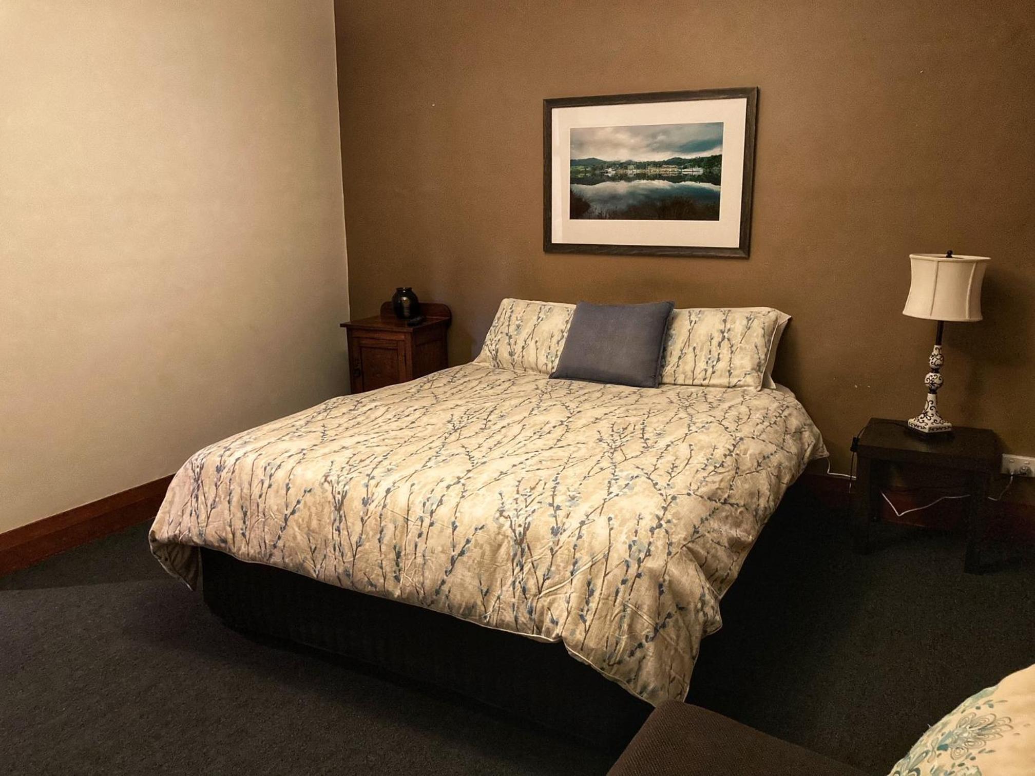 Budget Queen Room photo 3