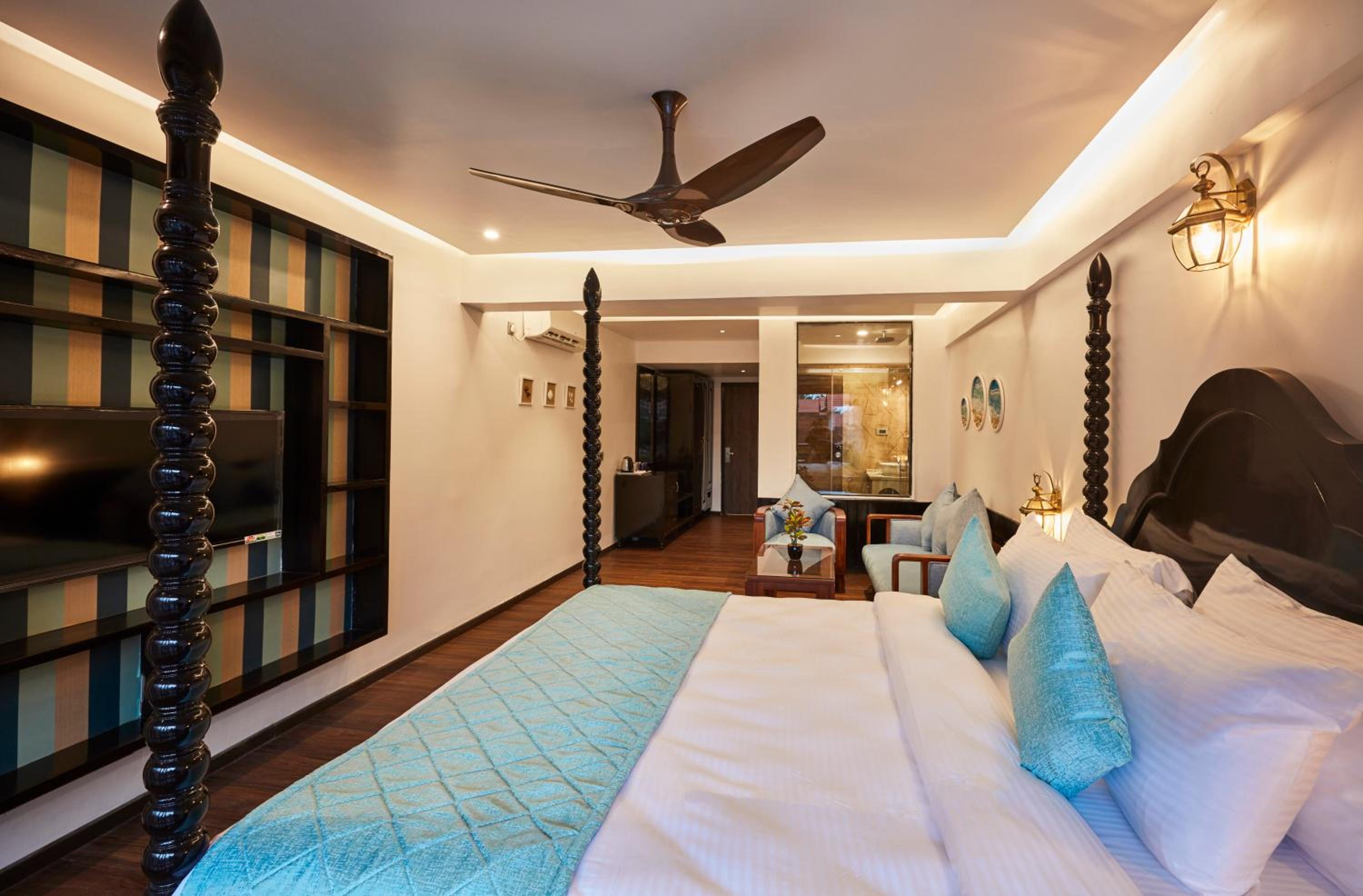 Pool Facing Suite - Photo 8