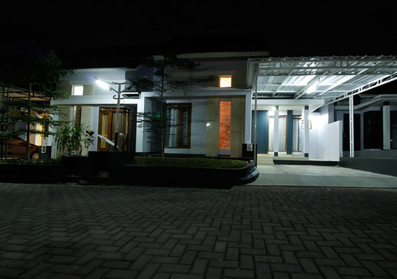 Three-Bedroom House - Photo 4