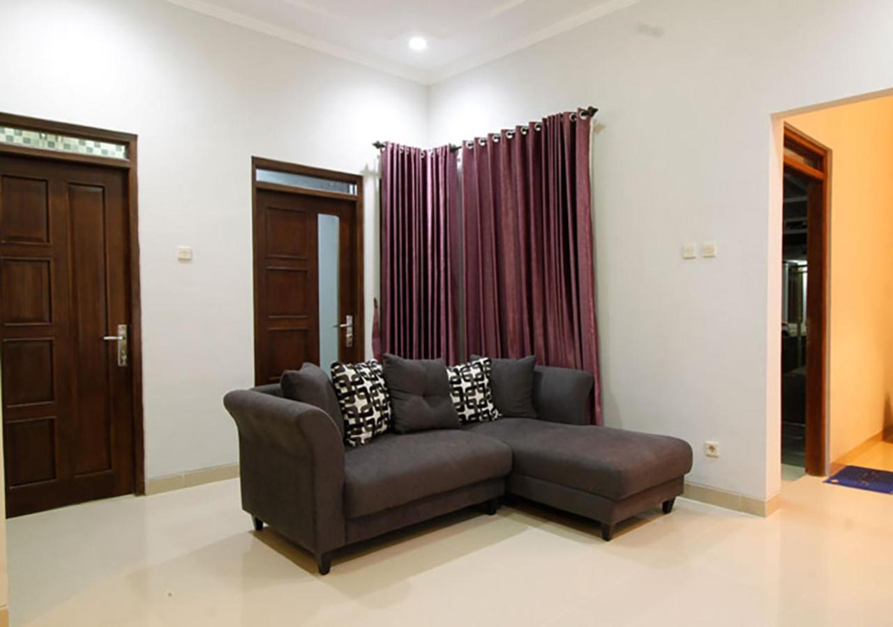 Three-Bedroom House - Photo 2