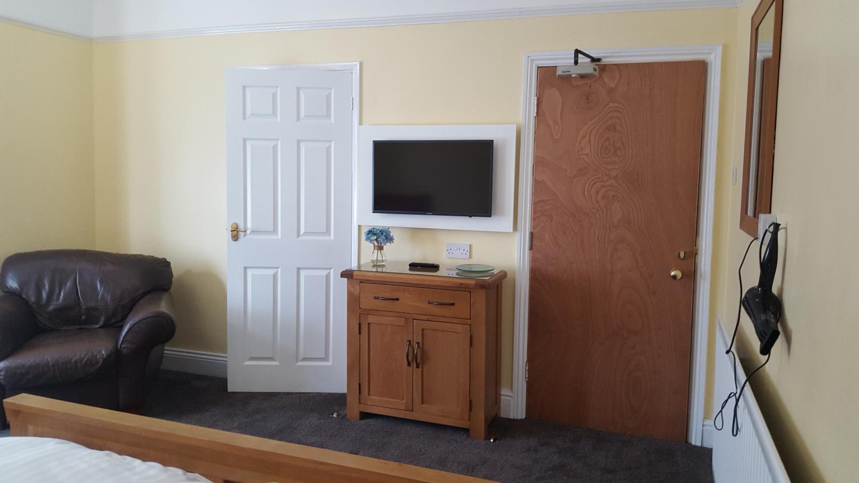 Family Room with Private Bathroom - Photo 8