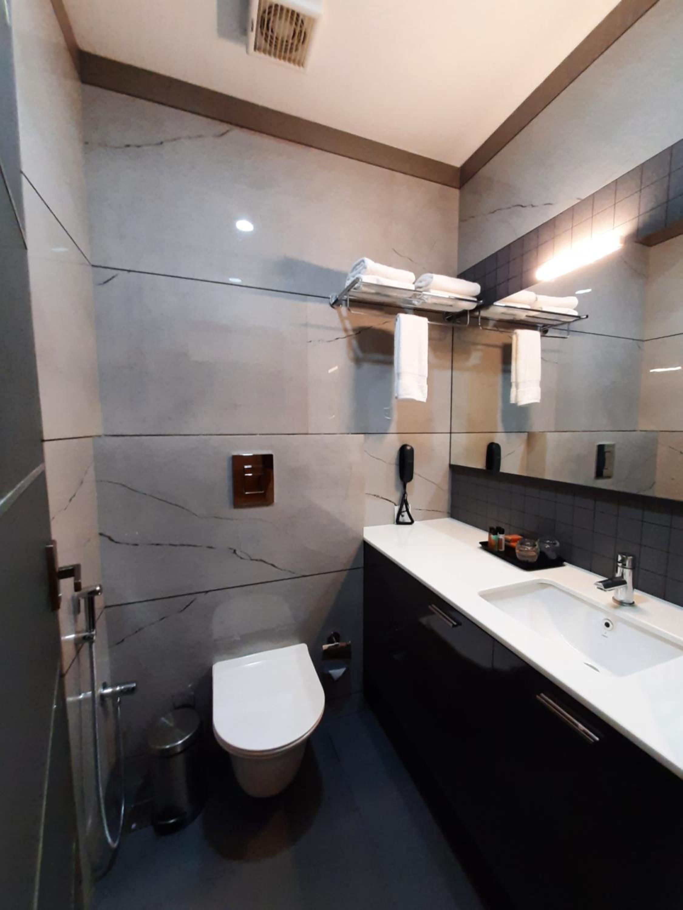 Deluxe Double or Twin Room with Balcony - Photo 2