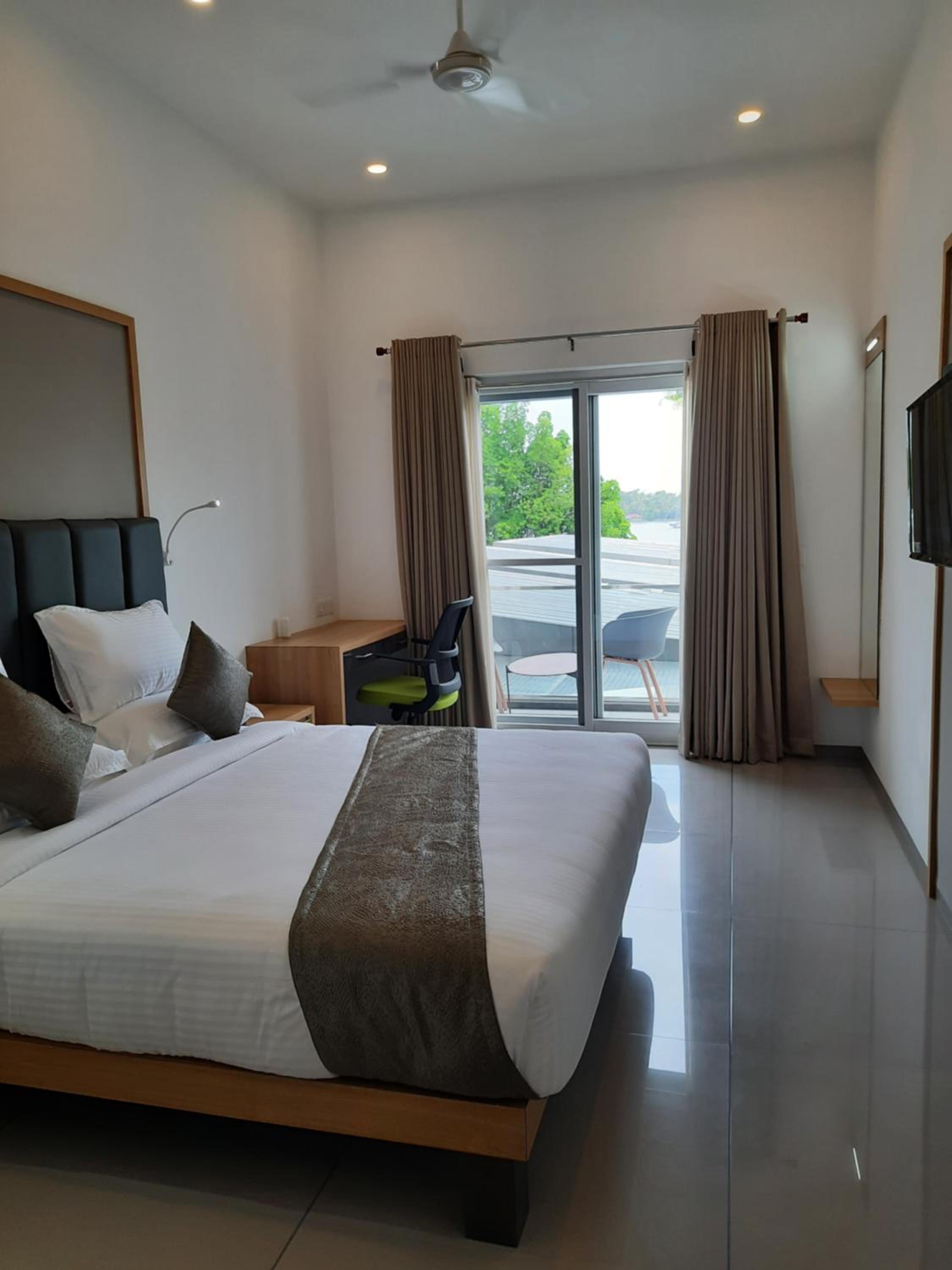 Deluxe Double or Twin Room with Balcony - Photo 4