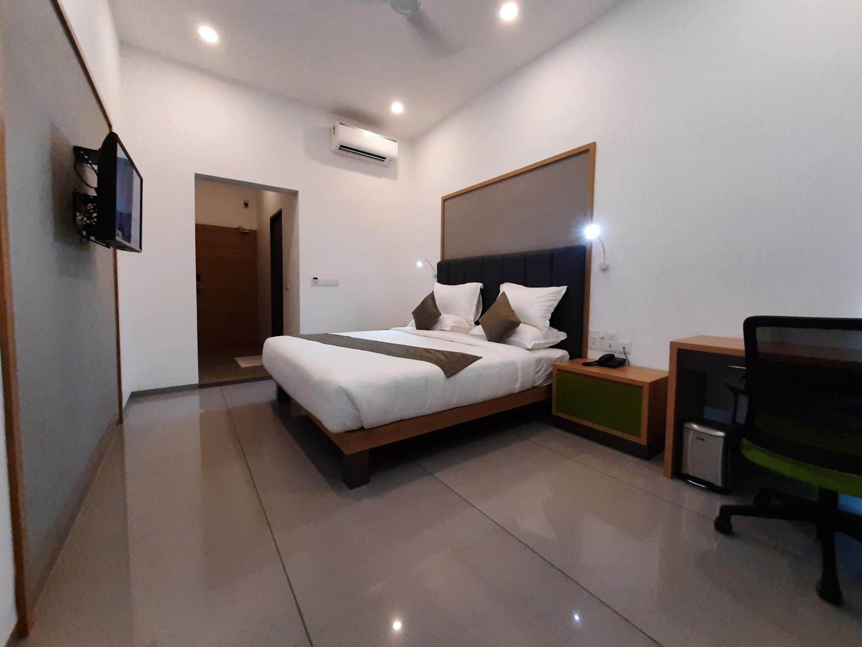 Deluxe Double or Twin Room with Balcony - Photo 5