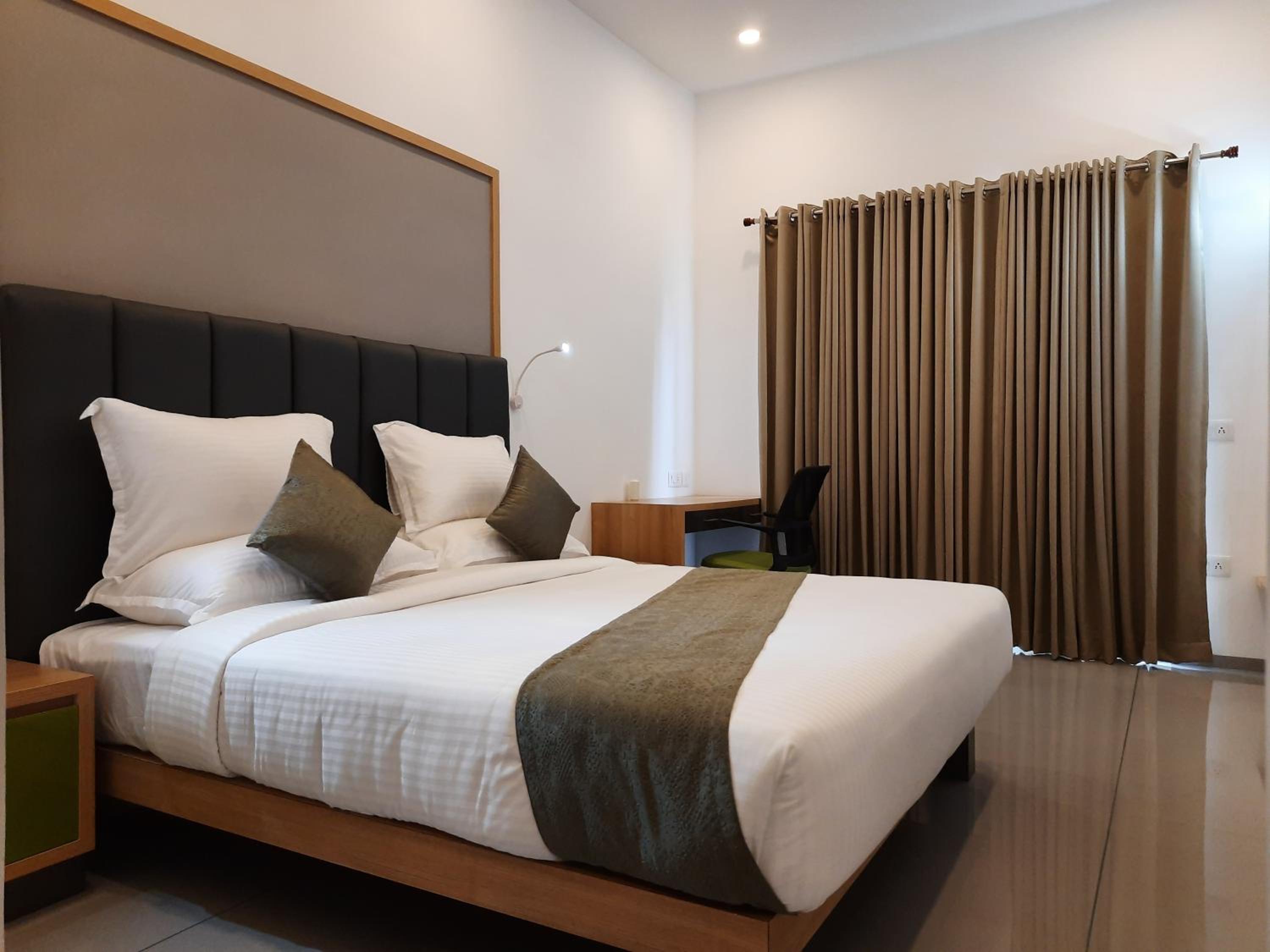 Deluxe Double or Twin Room with Balcony - Photo 6