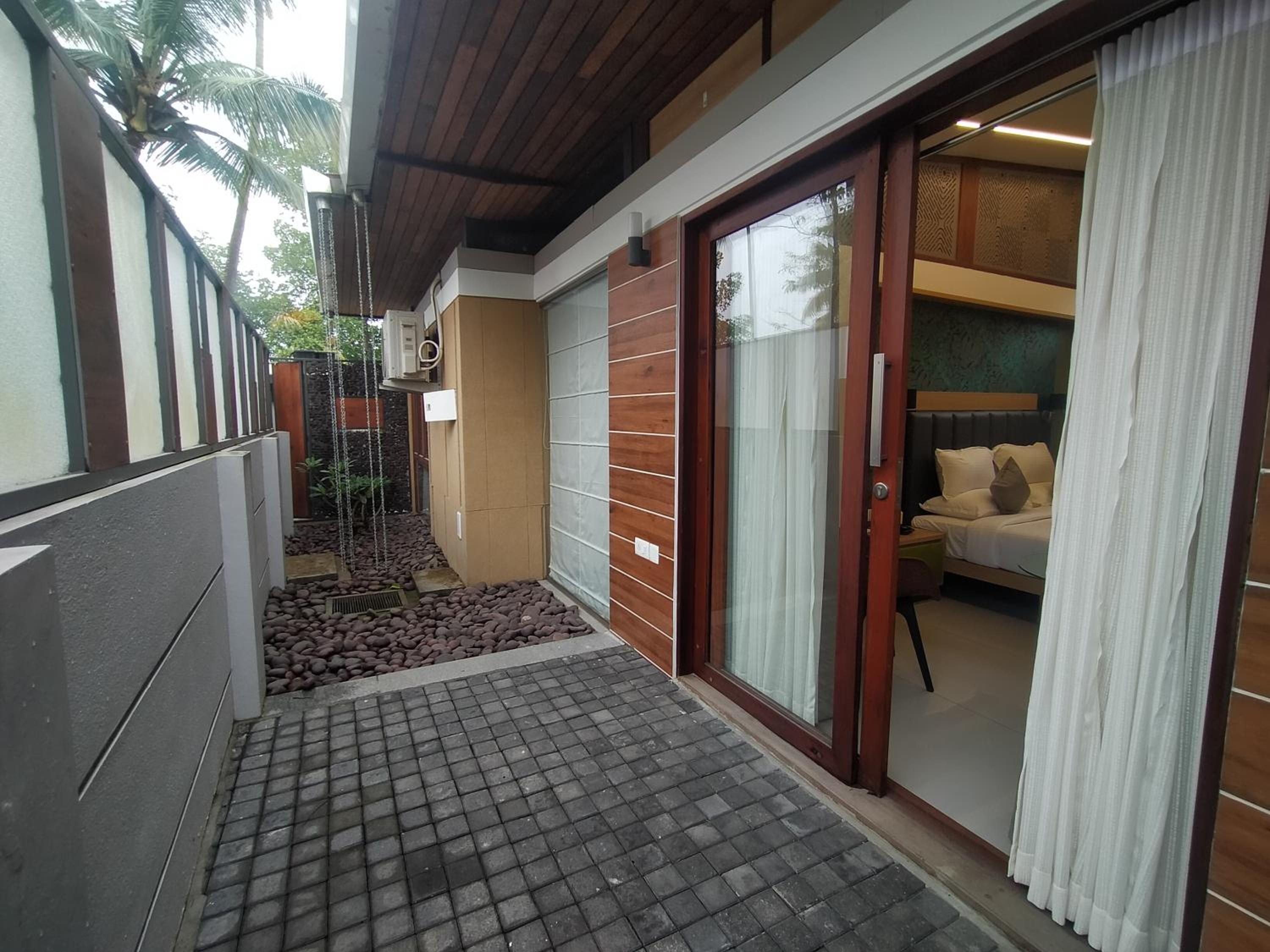 Suite with Lake View - Photo 3