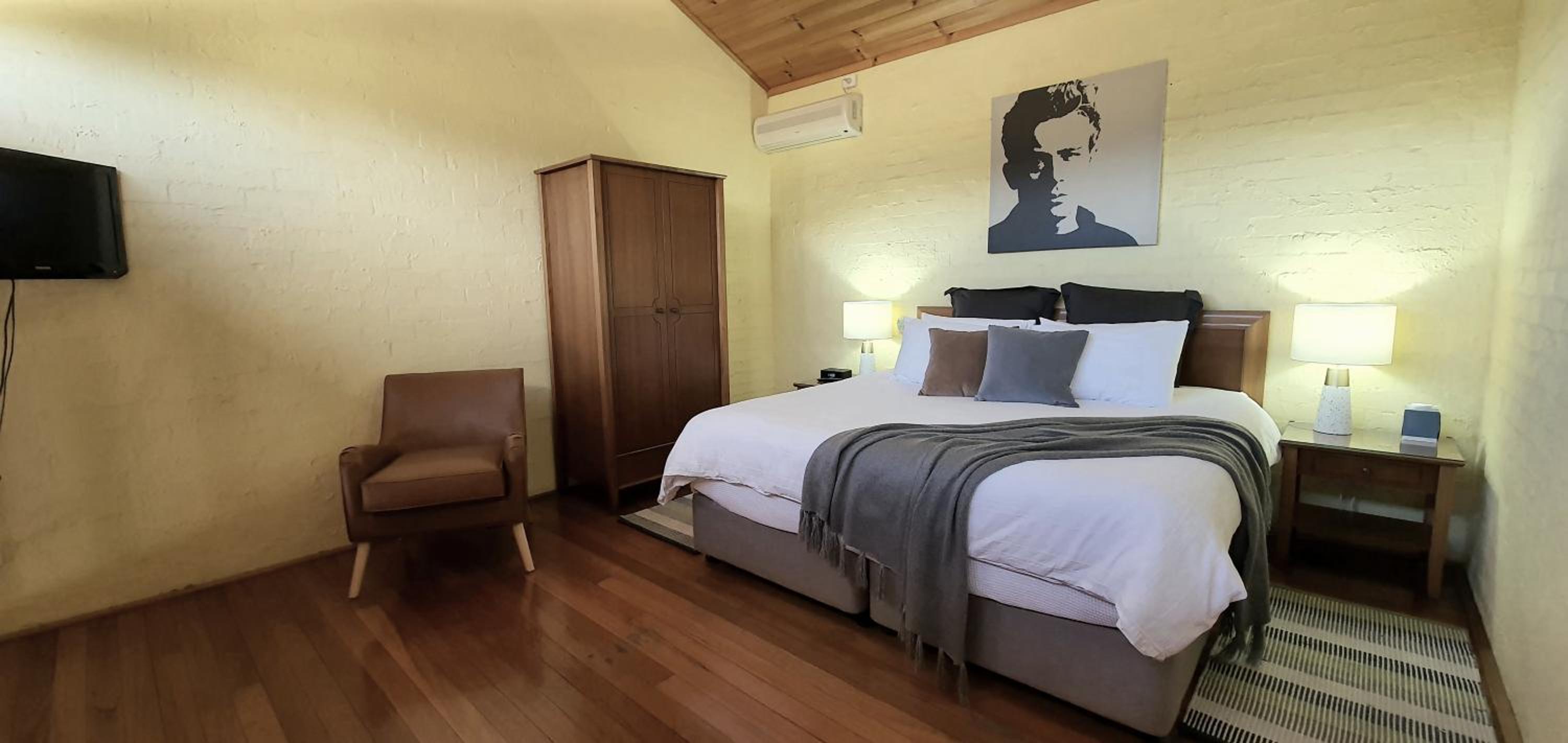 Loft Apartment with Spa Bath photo 3