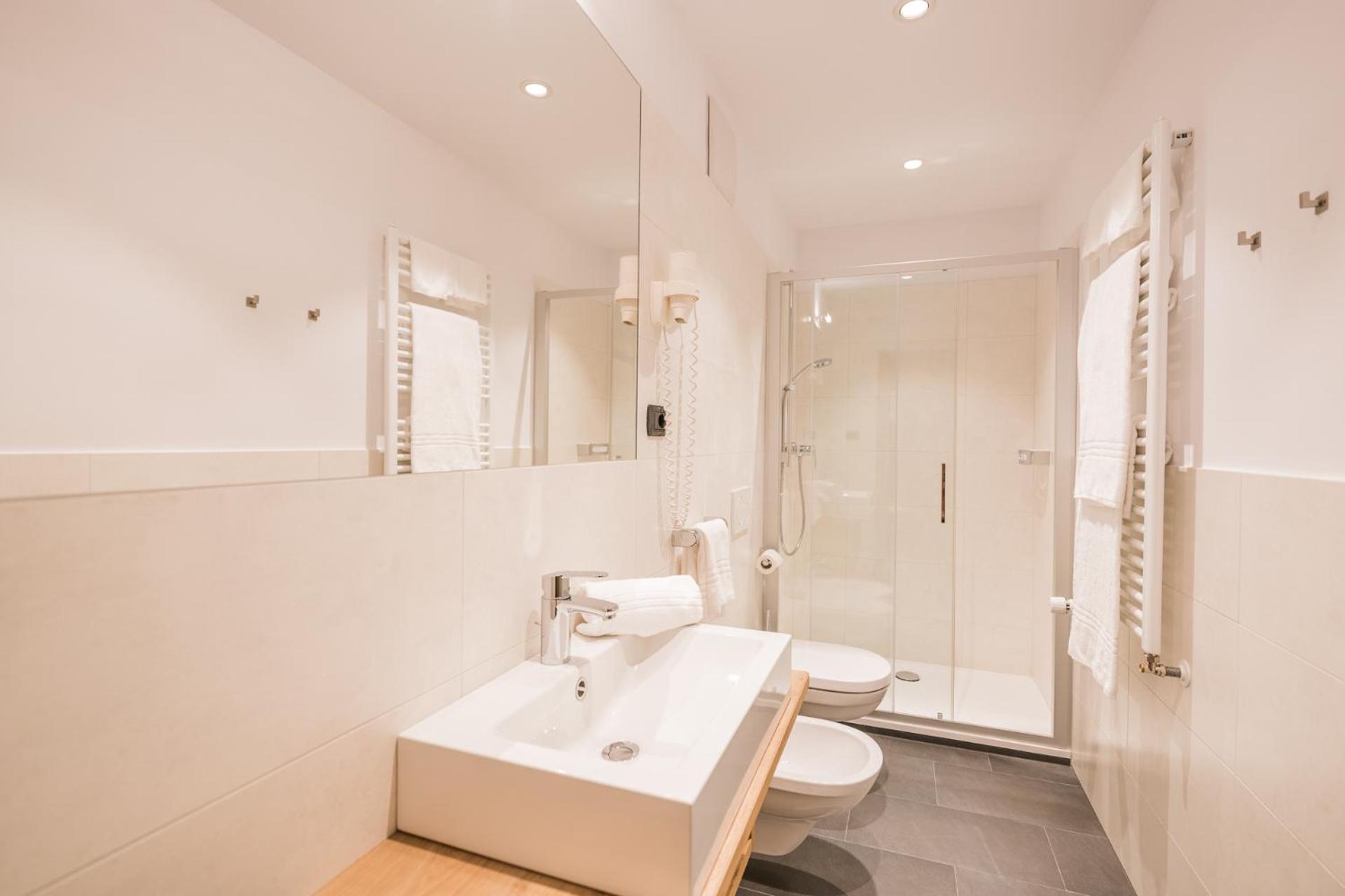 Double Room with Balcony - Photo 7