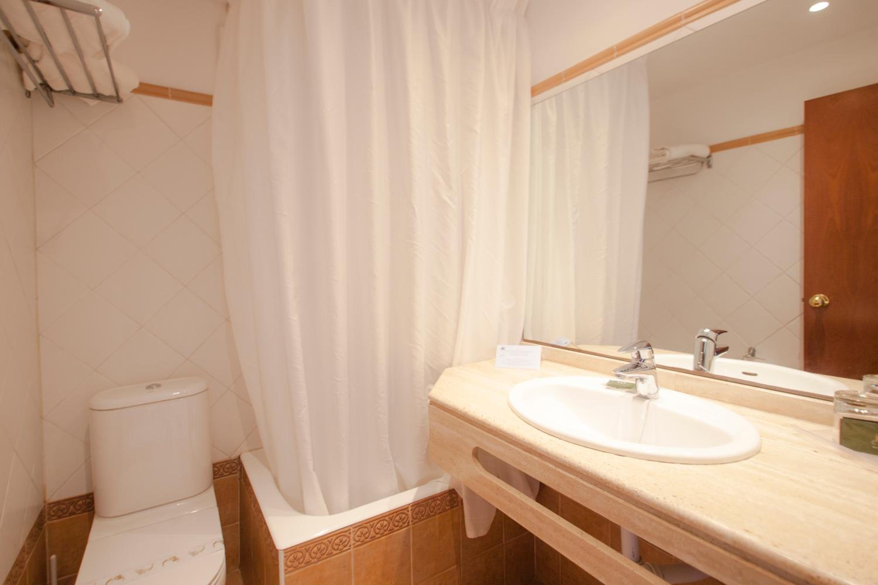 Double or Twin Room with a balcony - Photo 4