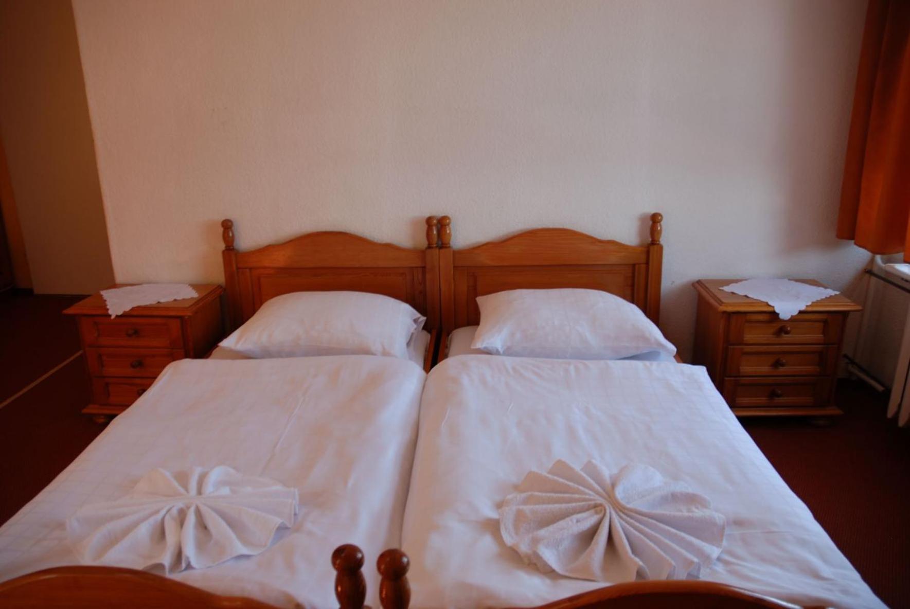 Twin Room - Photo 13