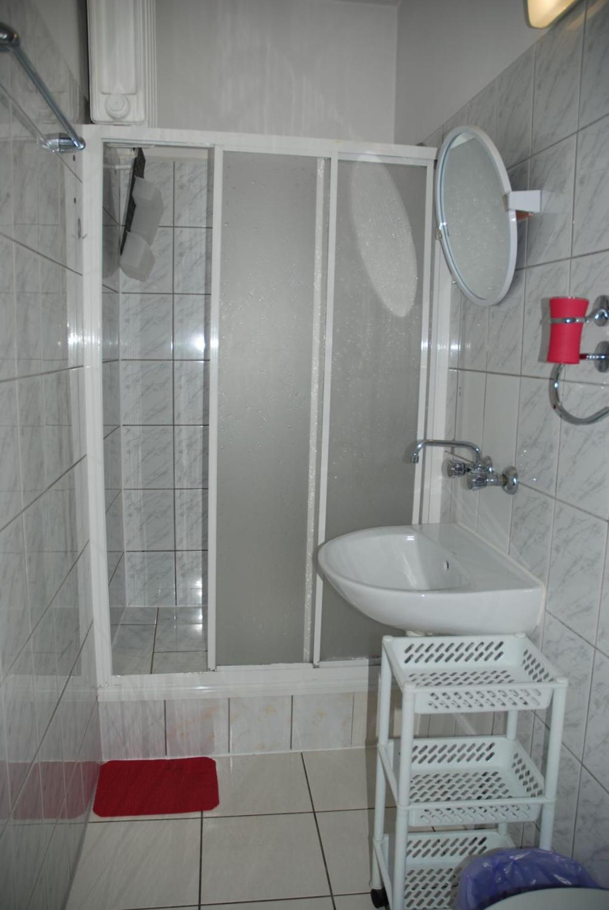 Twin Room - Photo 11