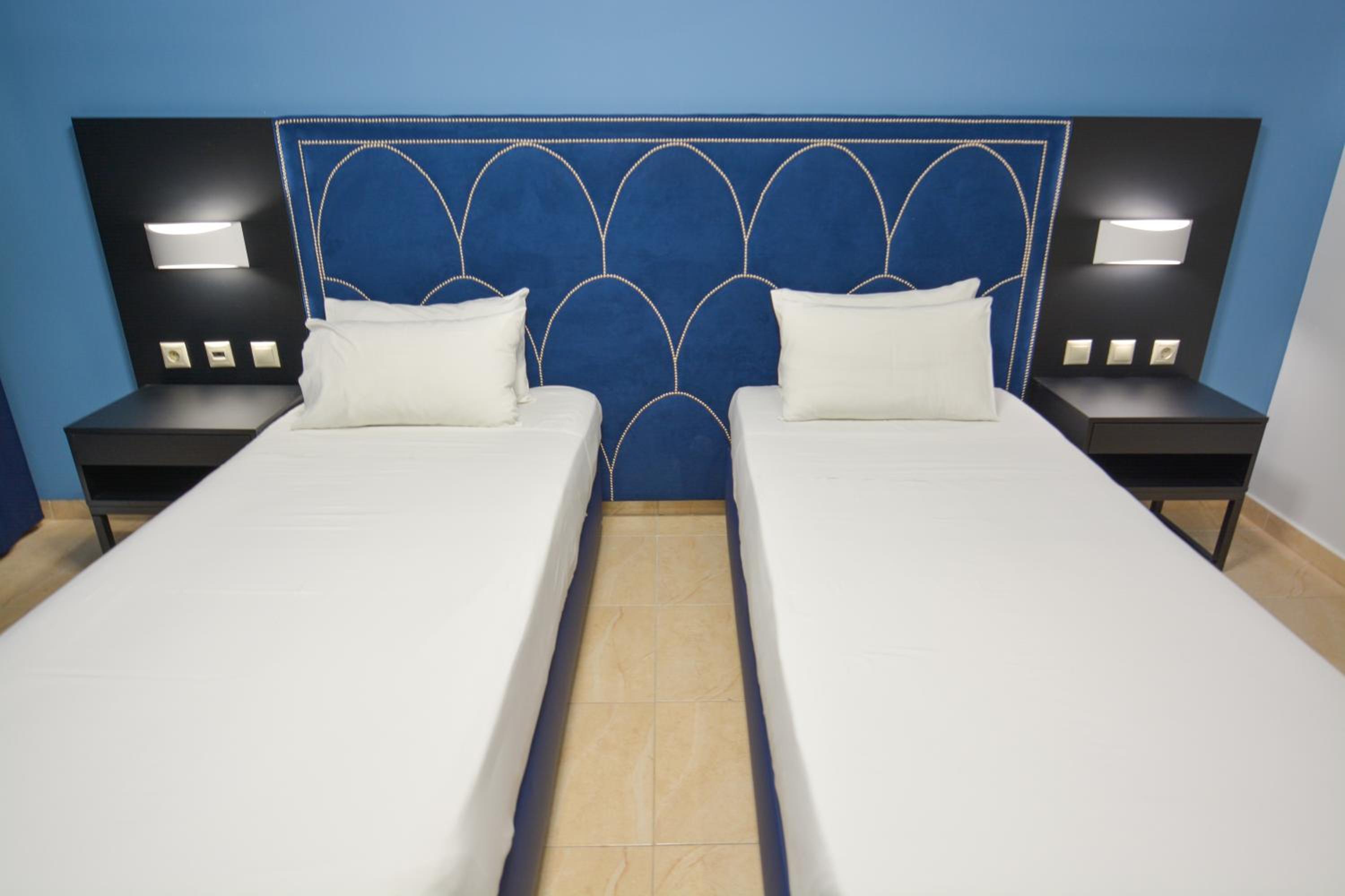 Standard Twin Room - Photo 11