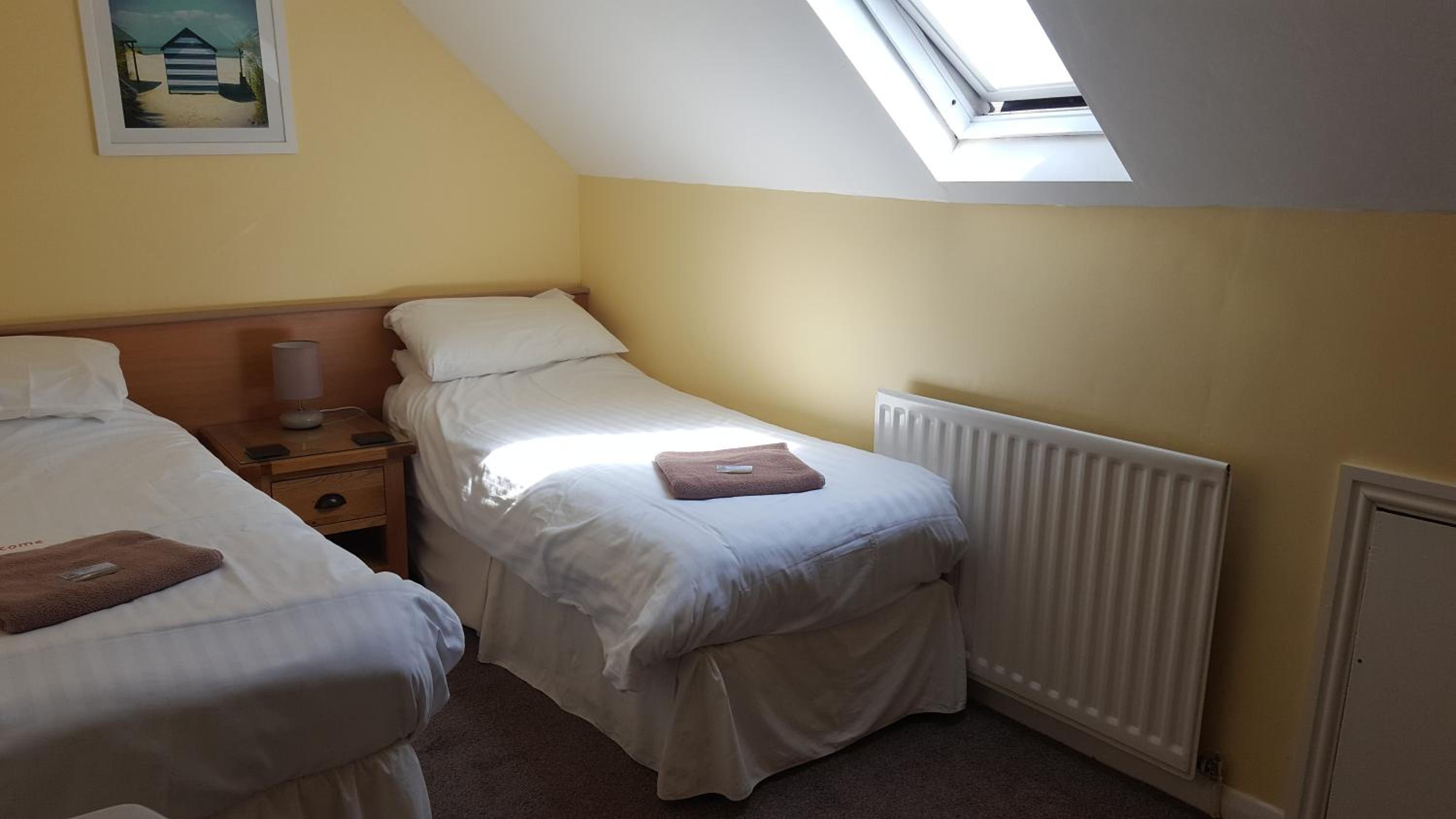 Standard Twin Room with Shared Bathroom photo 2