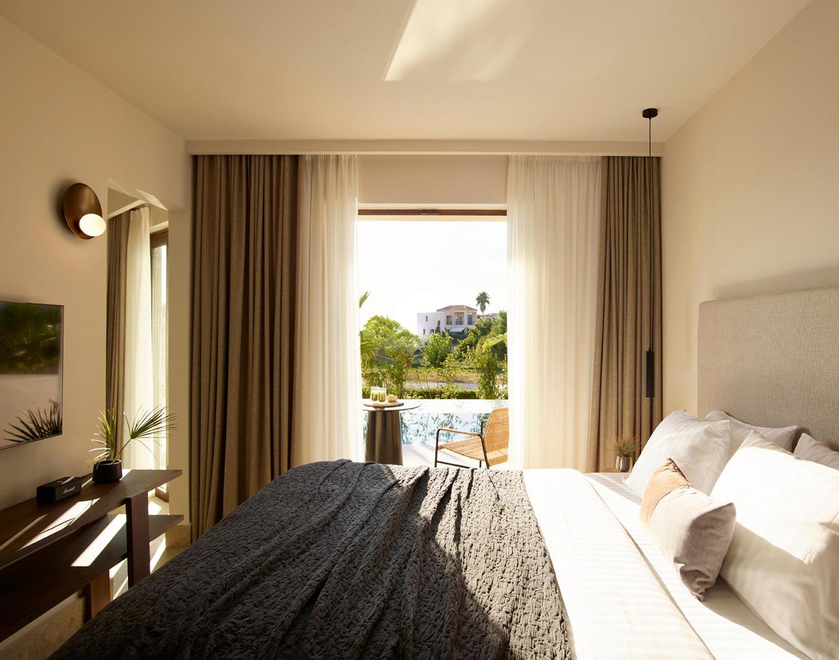 One-Bedroom Suite Swim-up