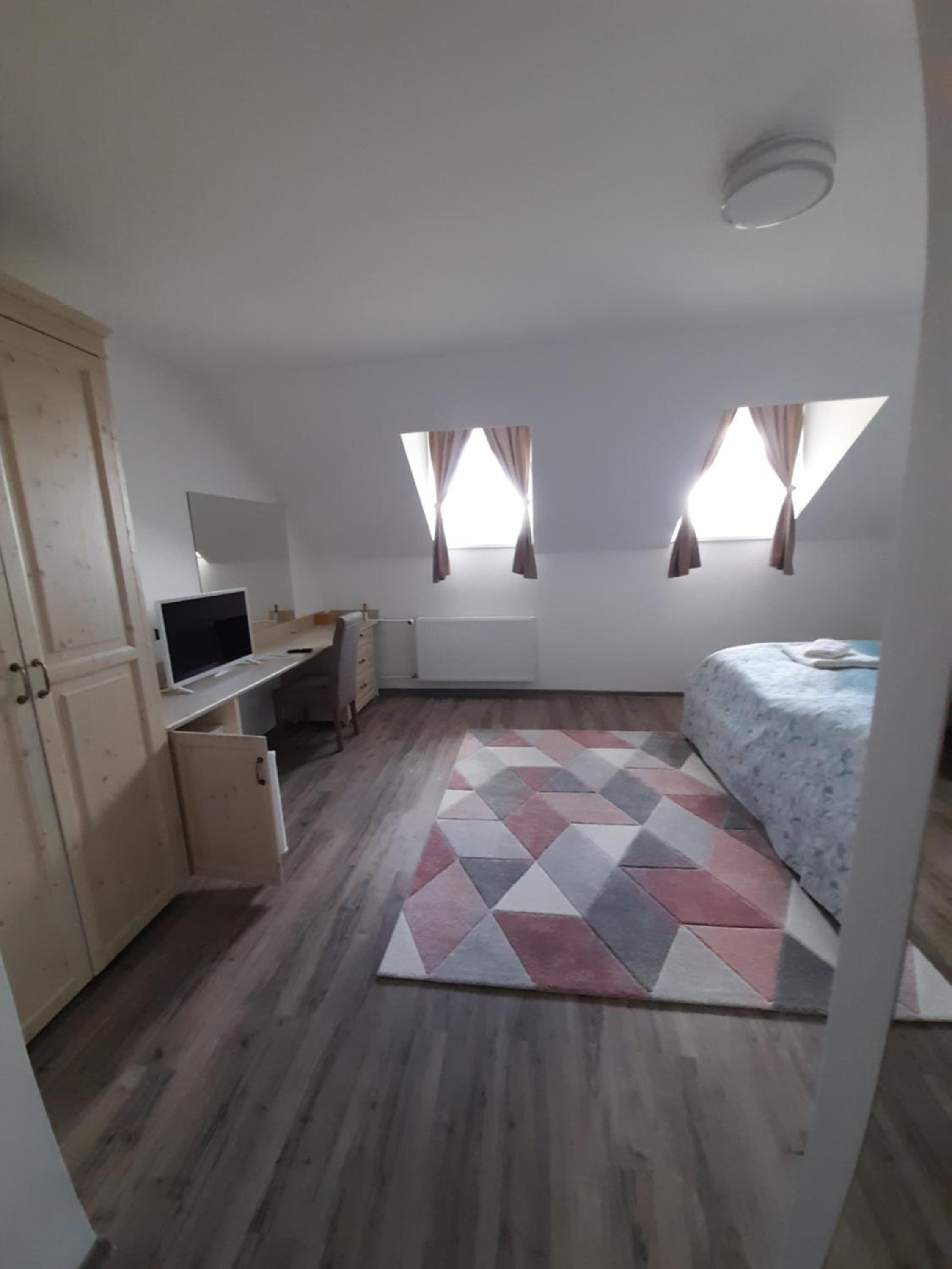 Double Room with Private Bathroom - Photo 2