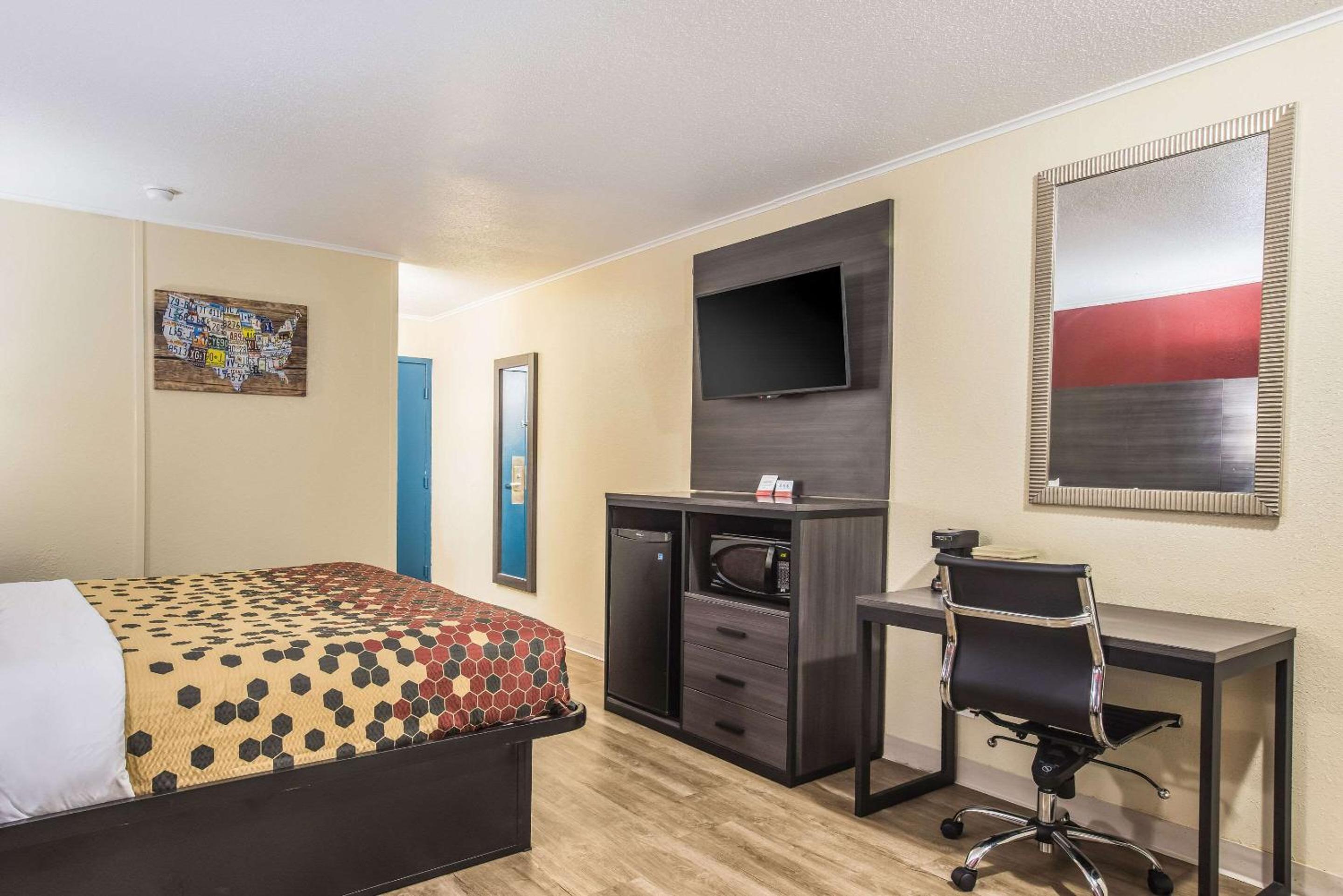 King Room - Non-Smoking - Photo 2