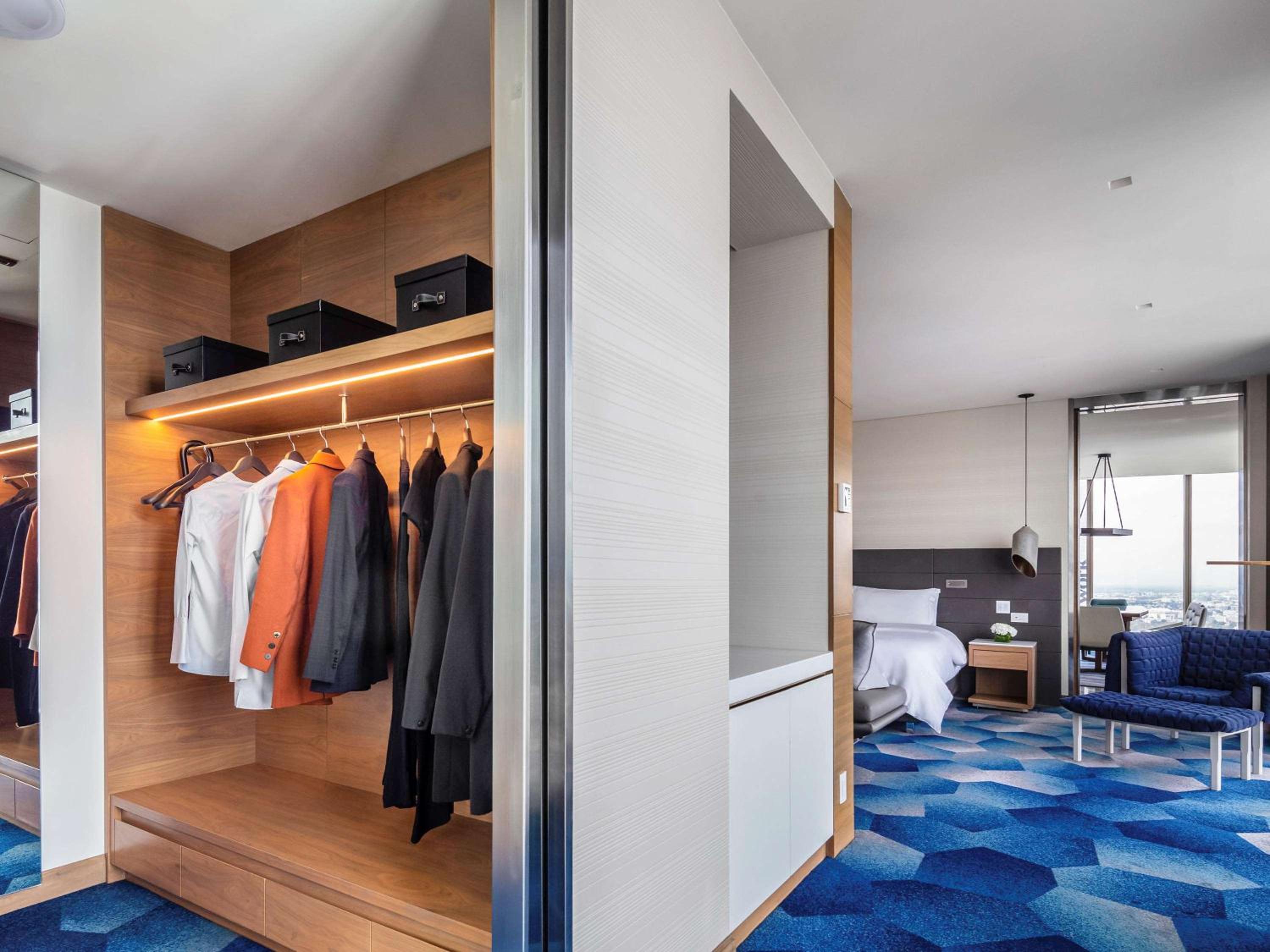 Opera Suite with One King Bed and View - Club Access