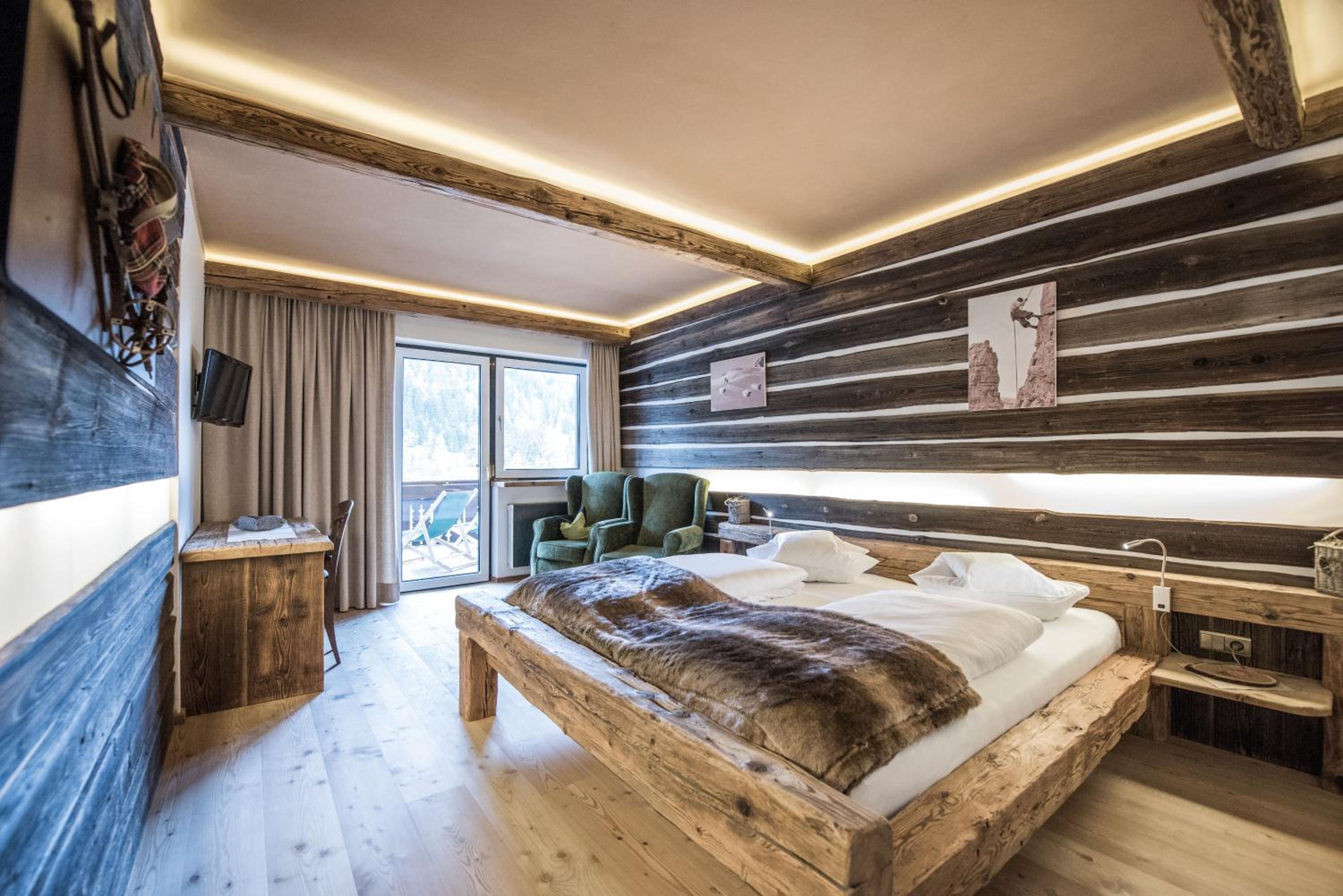 Deluxe Double Room with Balcony - Photo 2