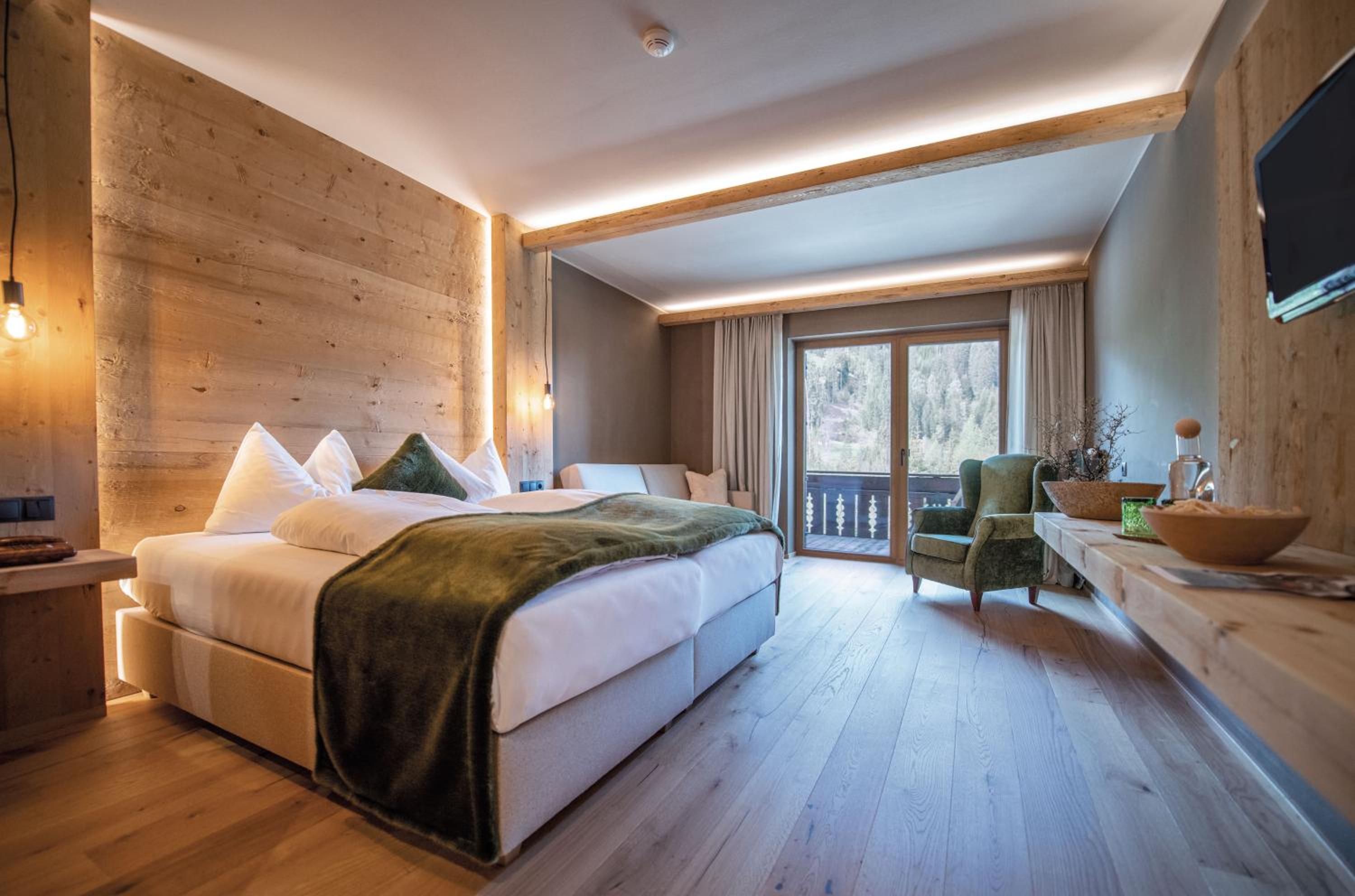 Deluxe Double Room with Balcony - Photo 3