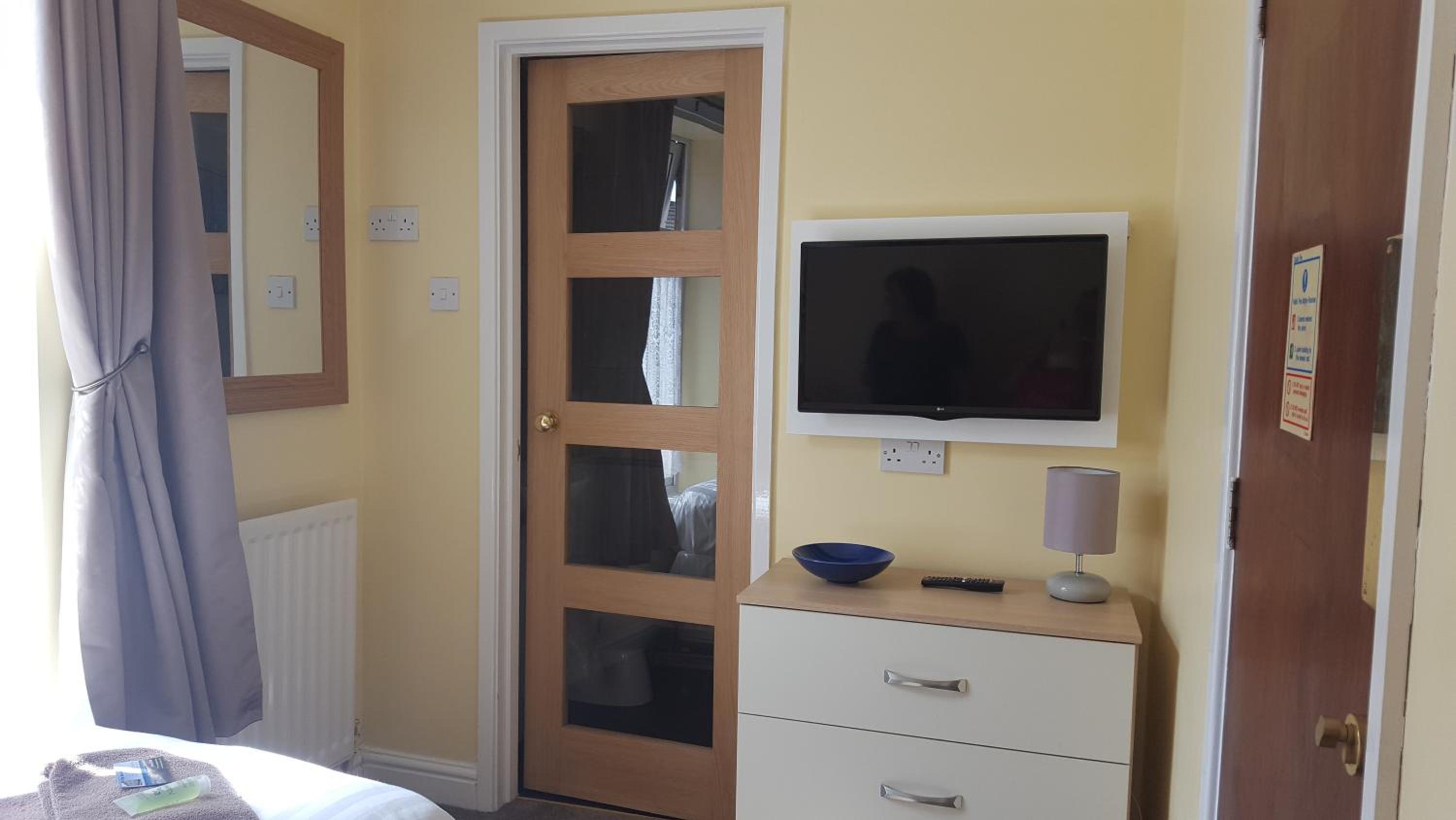 Single Room with Private Bathroom photo 3