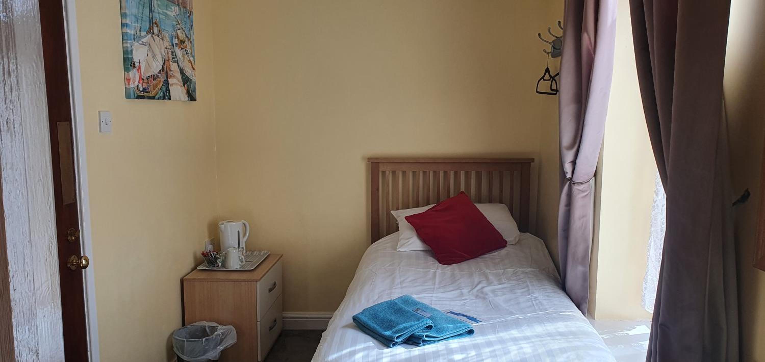 Single Room with Private Bathroom photo 1