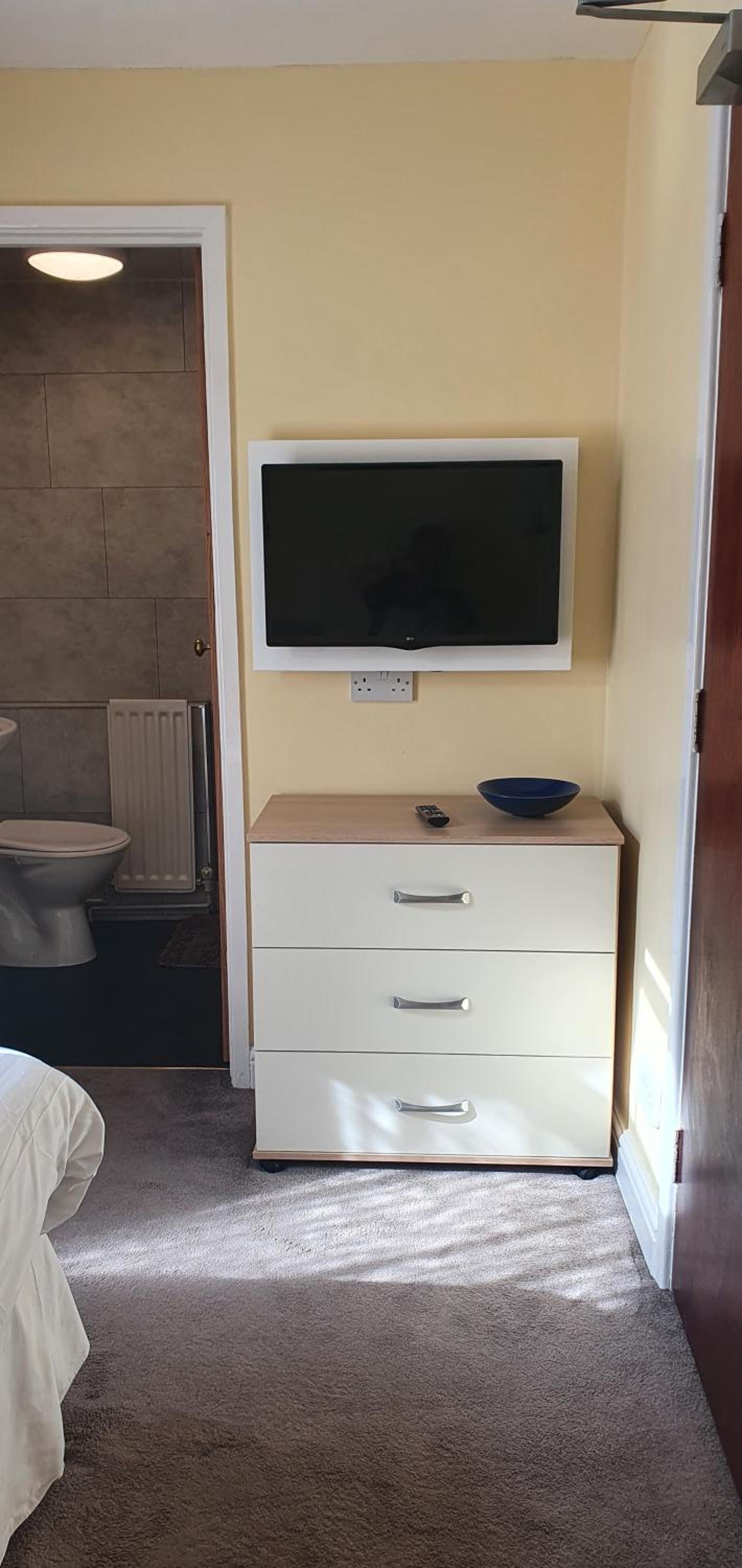 Single Room with Private Bathroom photo 2