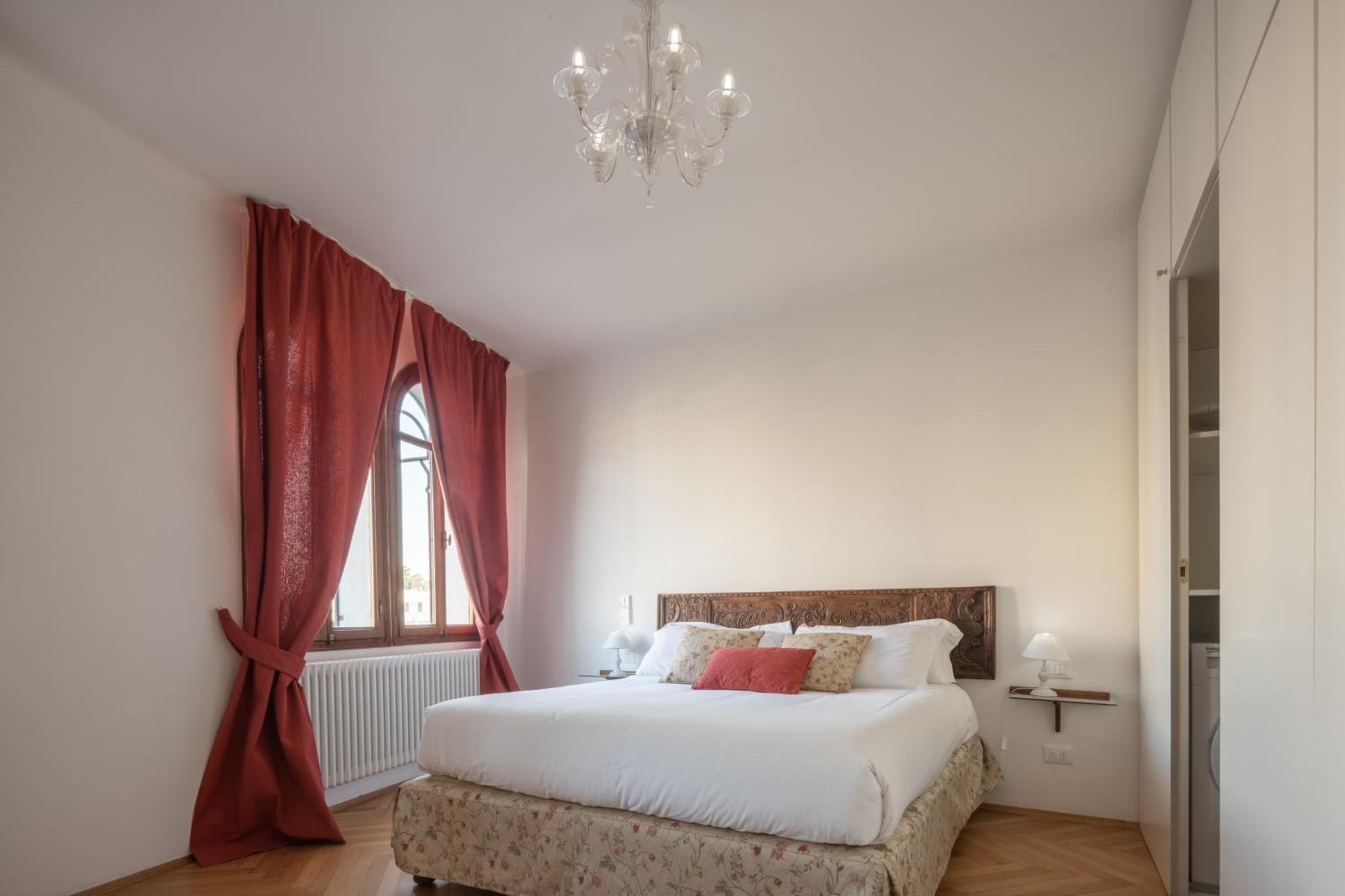 One-Bedroom Apartment with Canal View photo 1