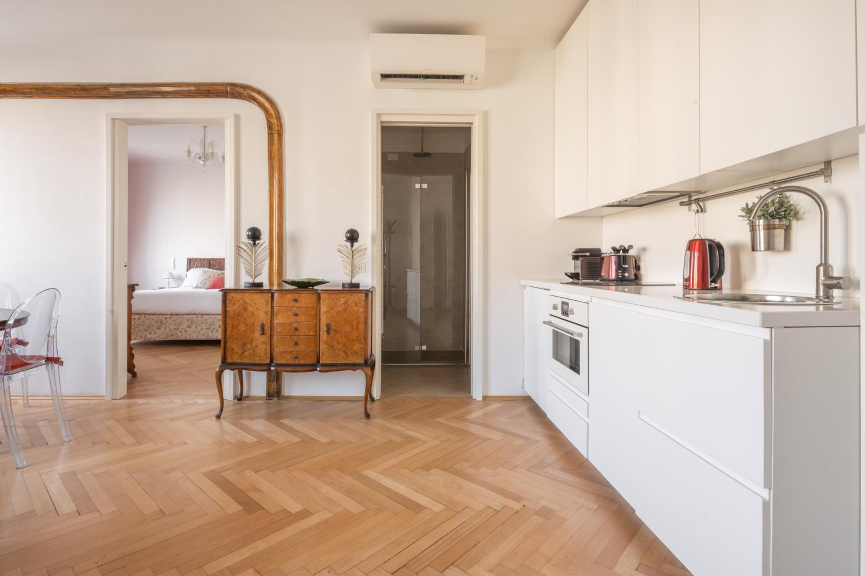 One-Bedroom Apartment with Canal View photo 2