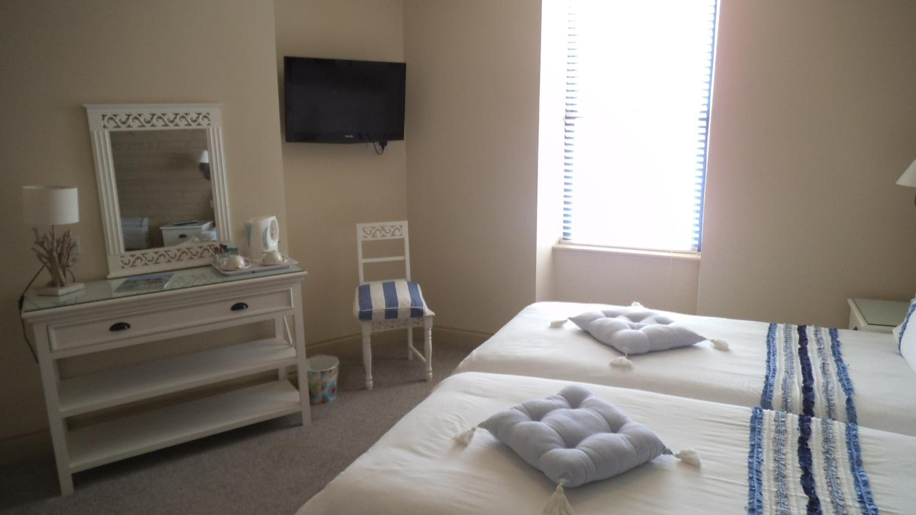 Double or Twin Room with Sea View - Photo 2
