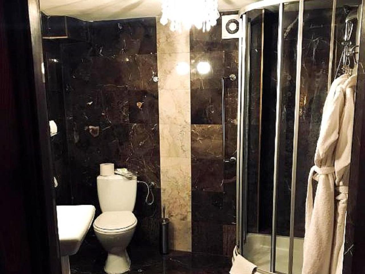 Deluxe Suite with Spa Bath - Photo 6