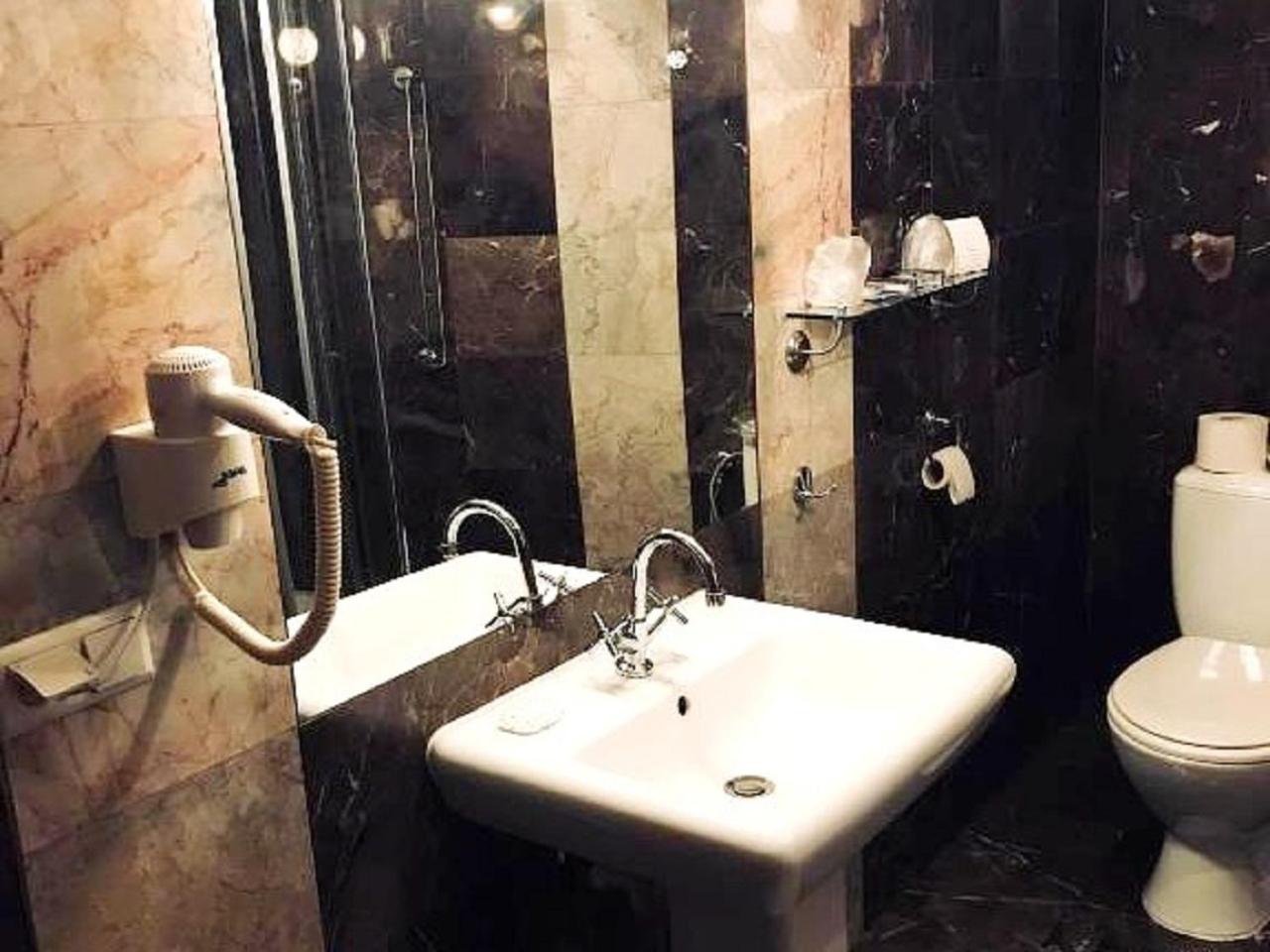 Deluxe Suite with Spa Bath - Photo 3