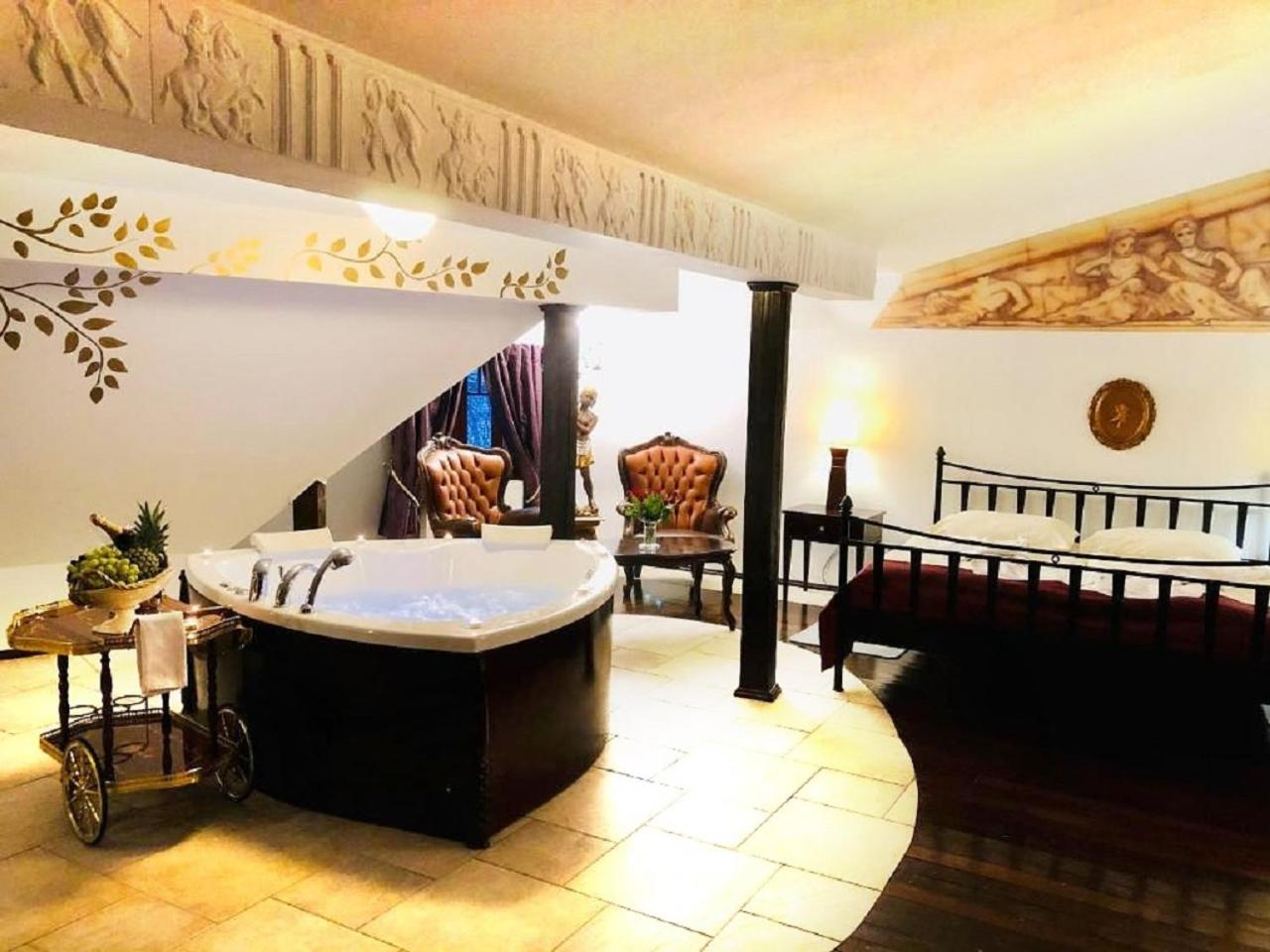 Deluxe Suite with Spa Bath - Photo 5