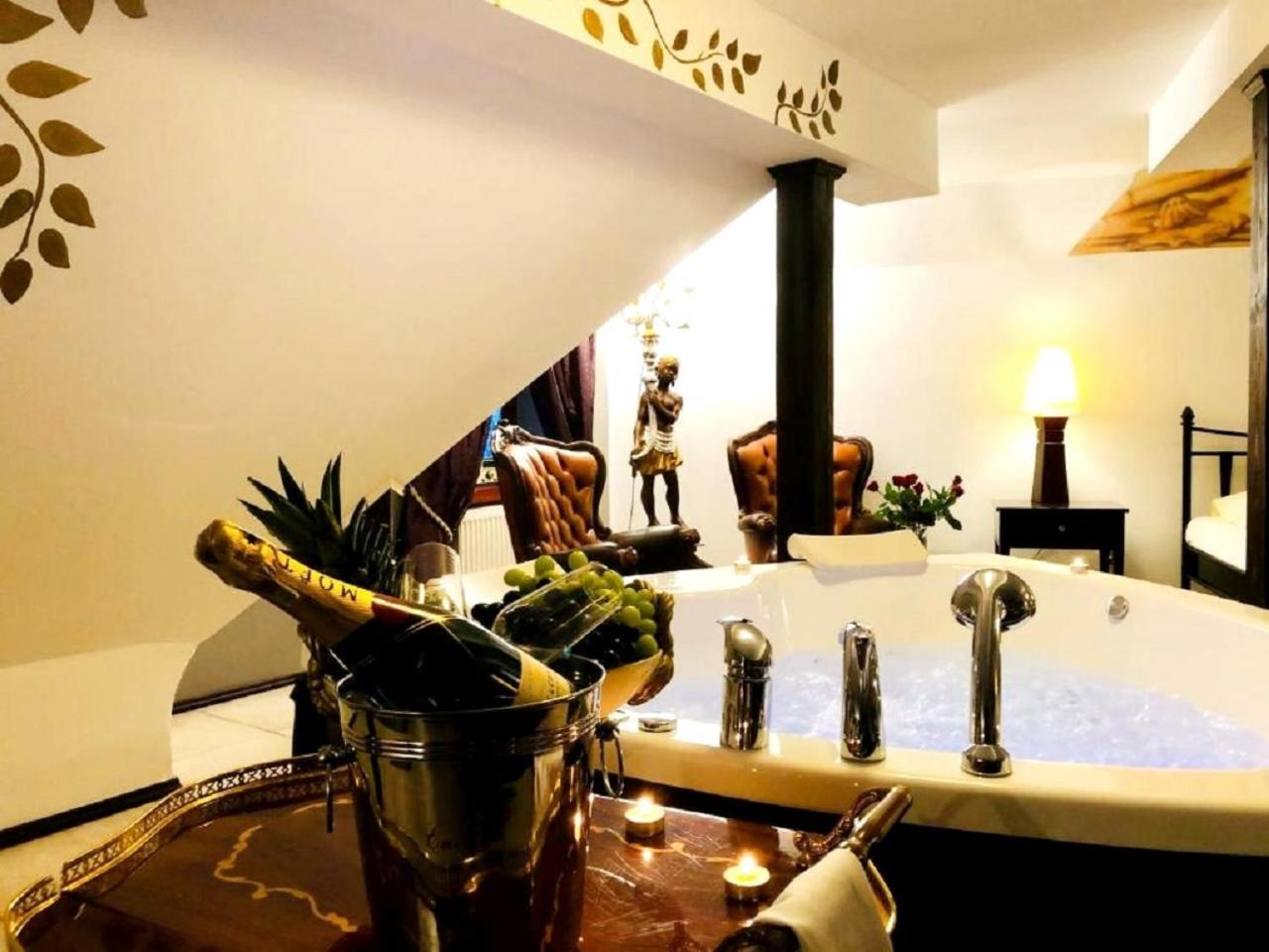Deluxe Suite with Spa Bath - Photo 2