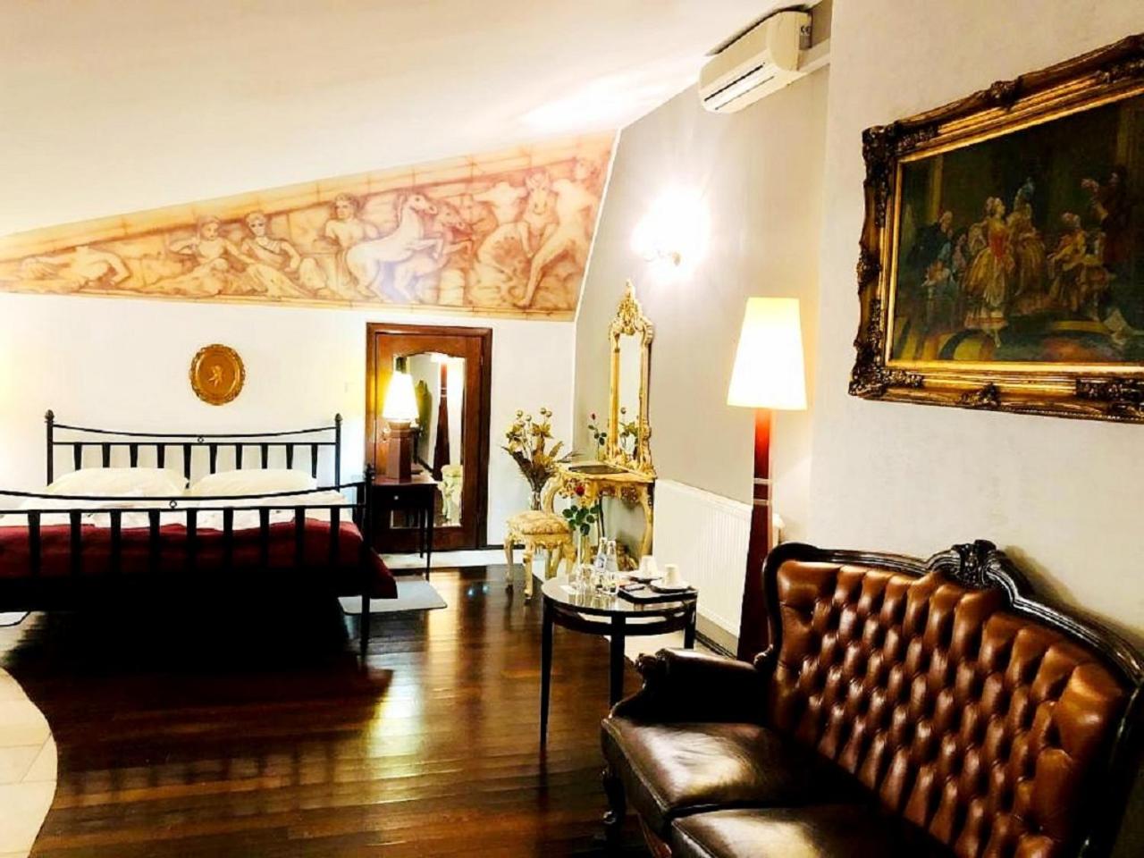 Deluxe Suite with Spa Bath - Photo 7