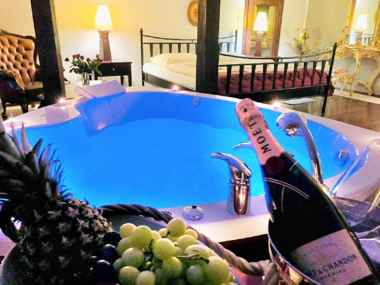 Deluxe Suite with Spa Bath - Photo 4