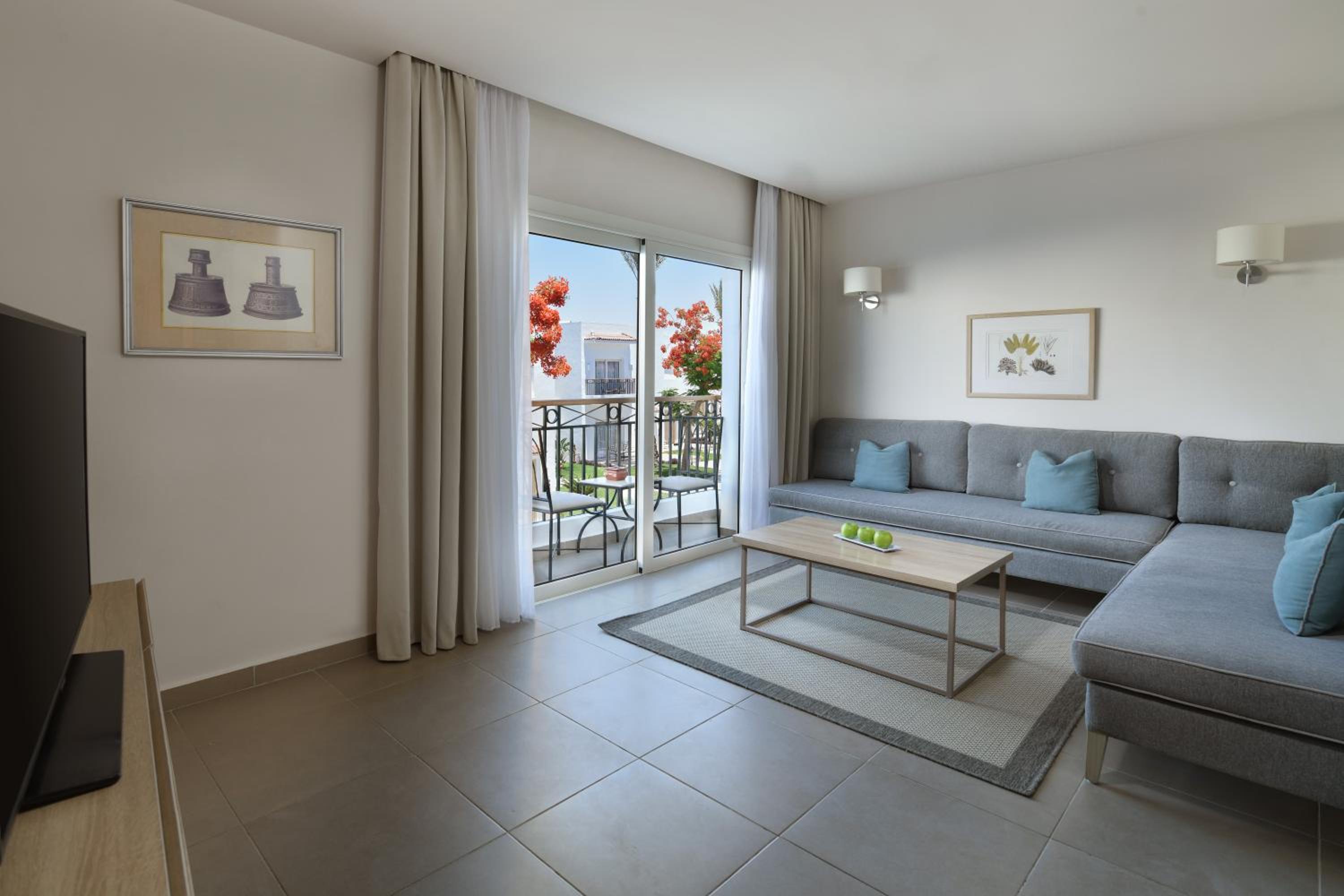 Family Suite, Queen Bed, Garden View thumbnail 5