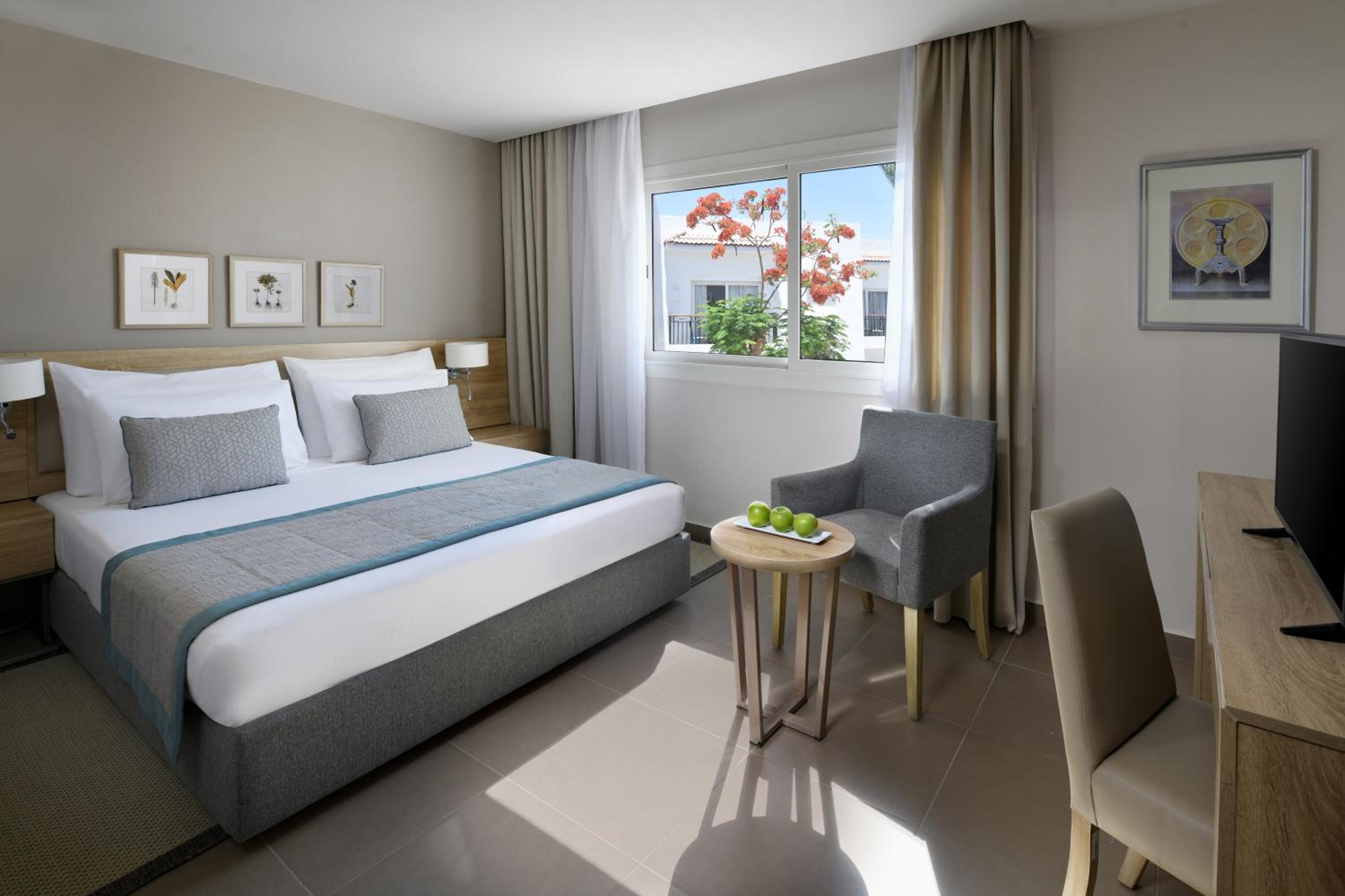 Family Suite, Queen Bed, Garden View