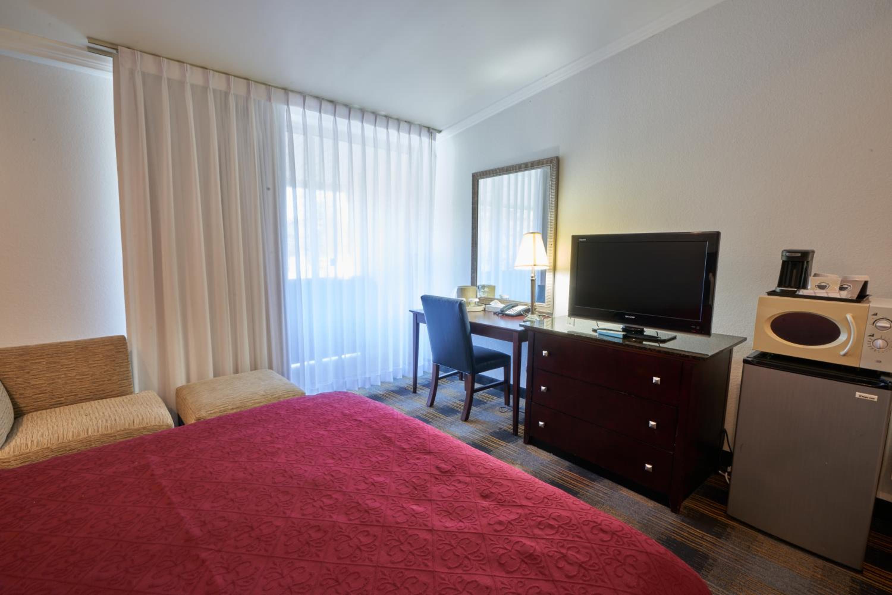 Deluxe Room, Queen Bed photo 3
